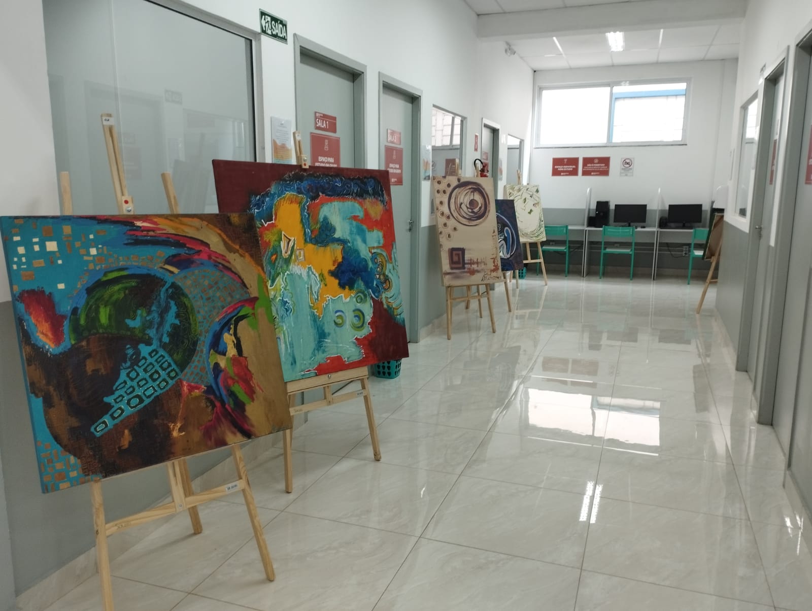 Imagem da notícia Biblioteca promove exposição ‘Raízes’ da artista Ana Franco