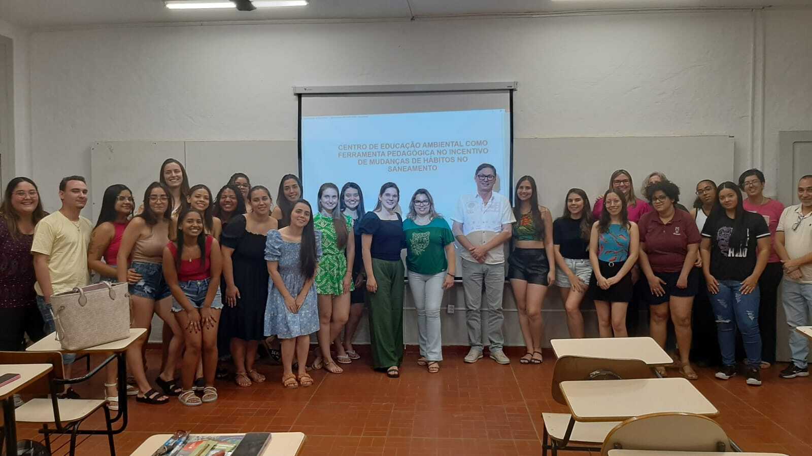 Estudantes de Pedagogia da FAFIPE/FUNEPE conhecem ações do CEA