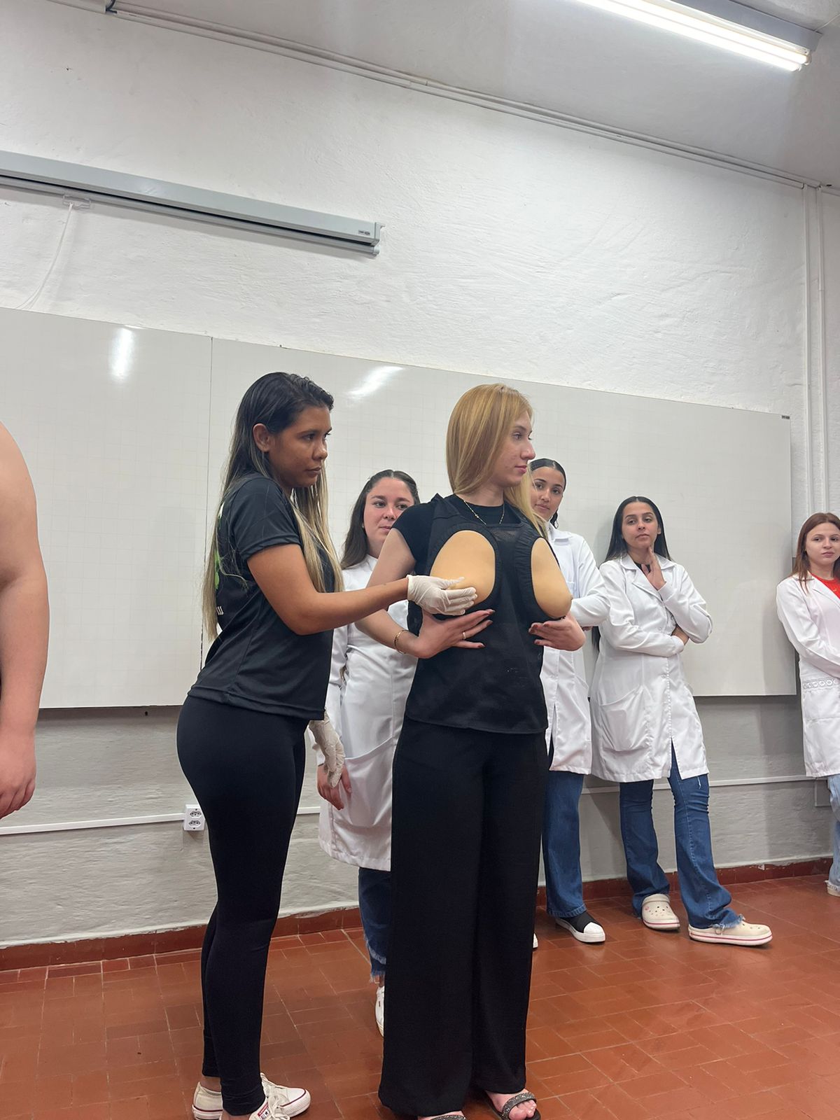 Imagem da notícia Outubro Rosa - Curso de graduação em Enfermagem promove atividade educativa
