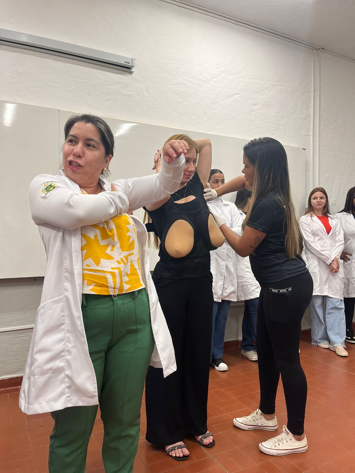 Outubro Rosa - Curso de graduação em Enfermagem promove atividade educativa 