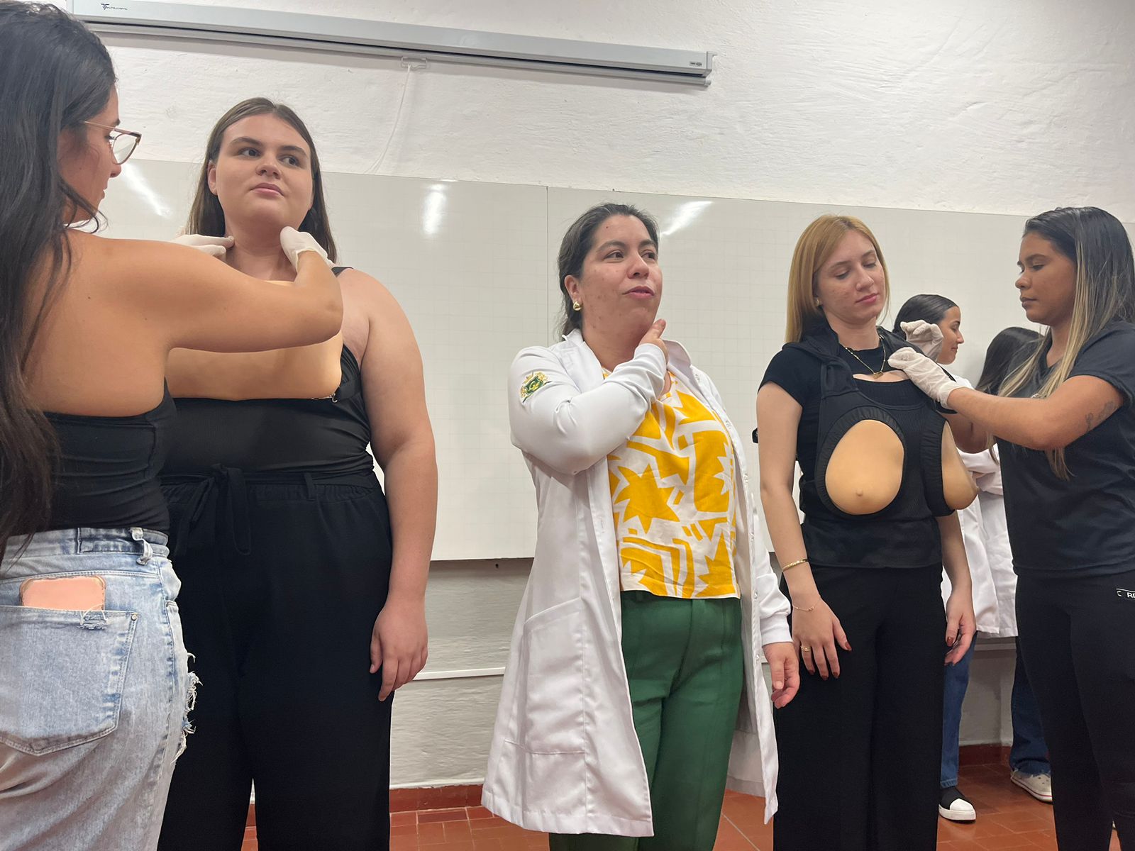 Imagem da notícia Outubro Rosa - Curso de graduação em Enfermagem promove atividade educativa