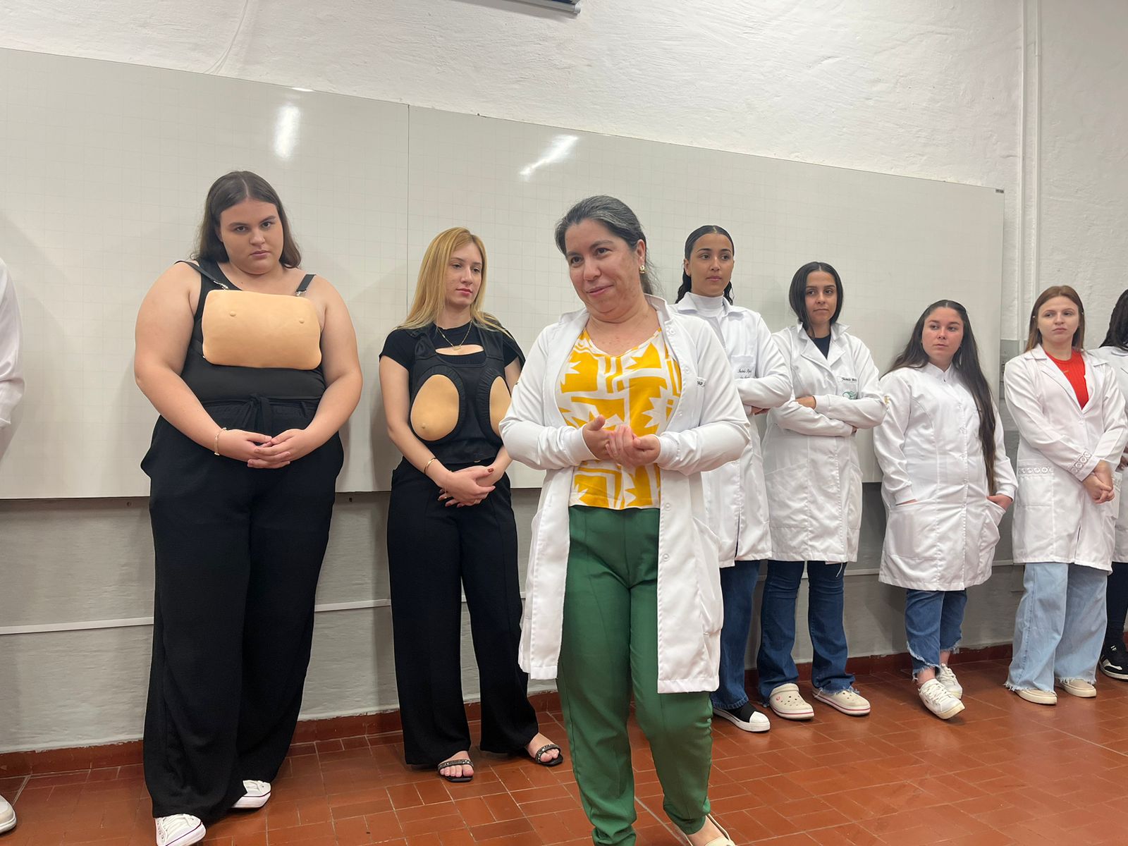Imagem da notícia Outubro Rosa - Curso de graduação em Enfermagem promove atividade educativa