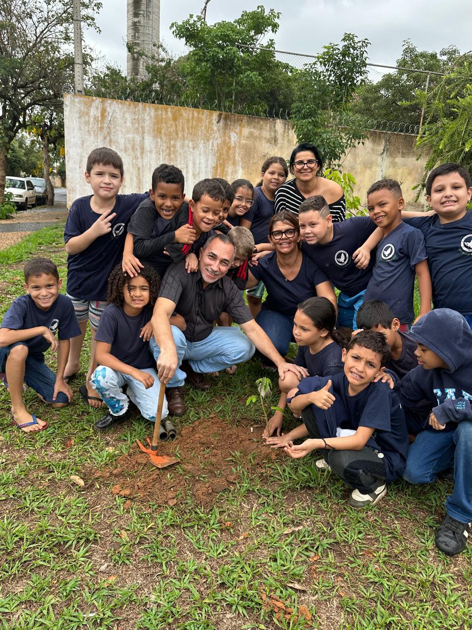 Imagem da notícia Mudas de Árvores Frutíferas doadas pelo curso de Enfermagem são plantadas em escola estadual E.E PEI Luiz Chrisóstomo de Oliveira