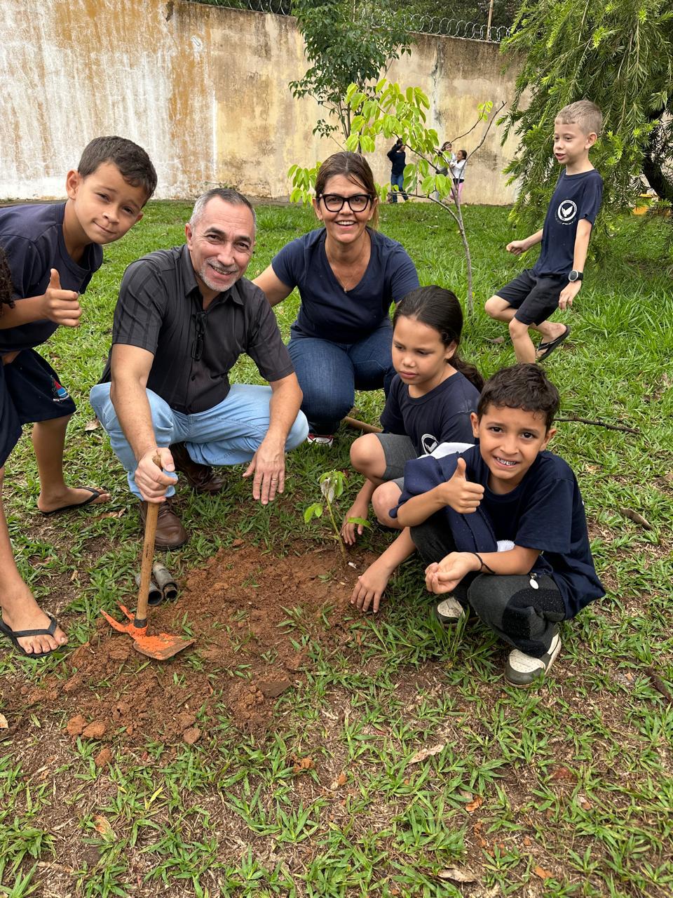 Mudas de Árvores Frutíferas doadas pelo curso de Enfermagem são plantadas em escola estadual E.E PEI Luiz Chrisóstomo de Oliveira