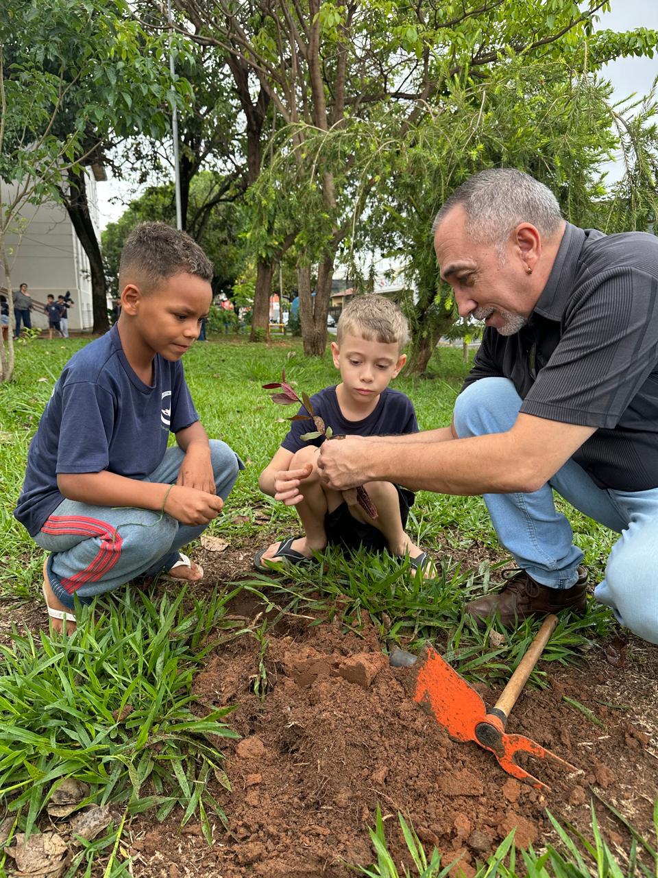Imagem da notícia Mudas de Árvores Frutíferas doadas pelo curso de Enfermagem são plantadas em escola estadual E.E PEI Luiz Chrisóstomo de Oliveira