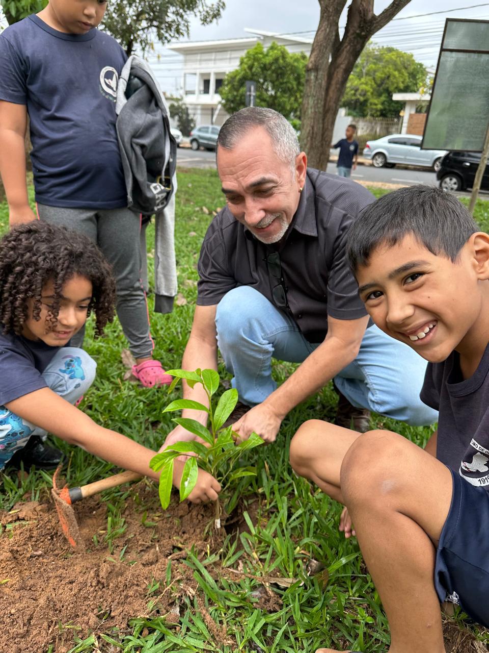 Imagem da notícia Mudas de Árvores Frutíferas doadas pelo curso de Enfermagem são plantadas em escola estadual E.E PEI Luiz Chrisóstomo de Oliveira