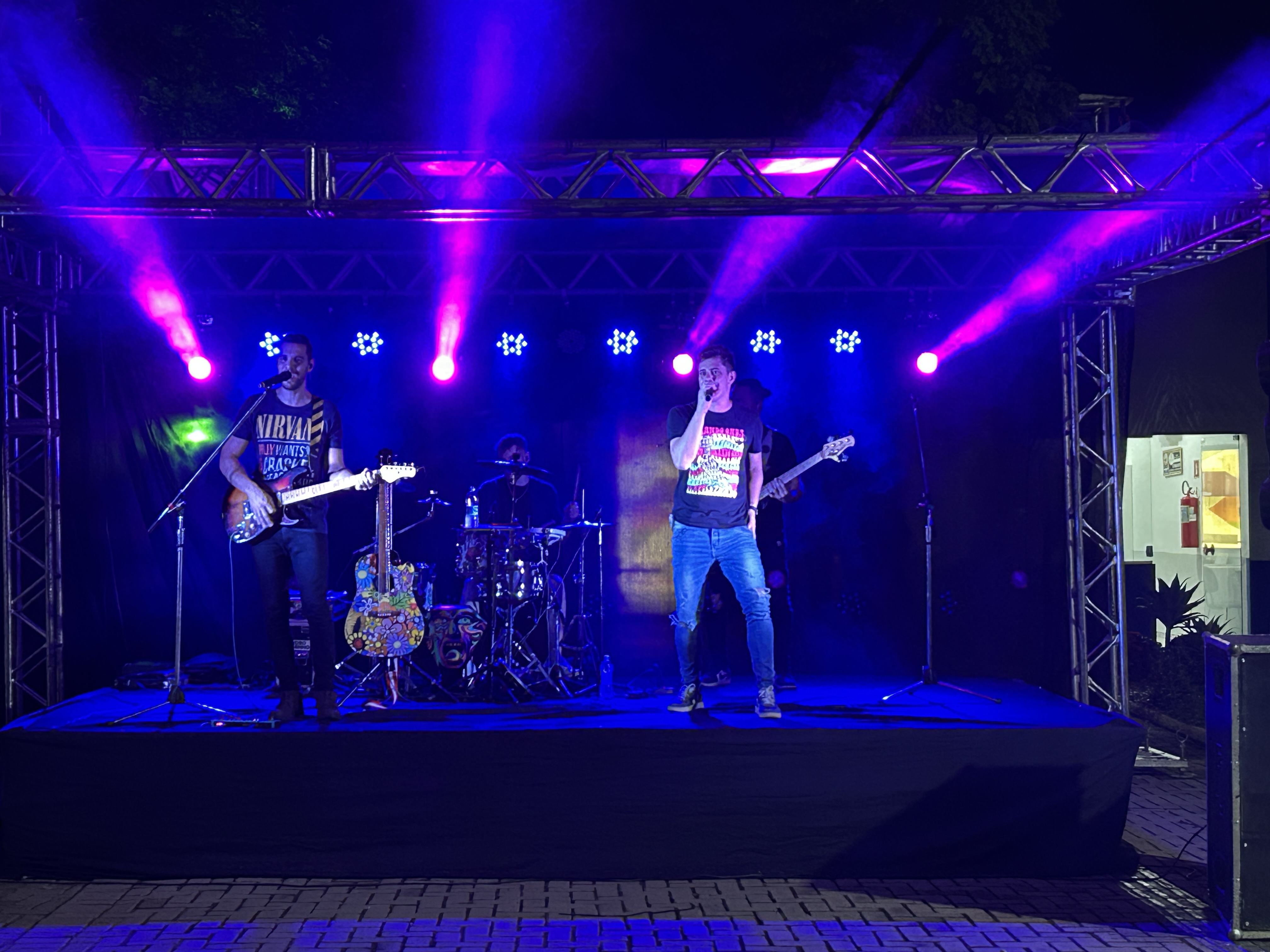 Imagem da notícia Show de volta às aulas da FUNEPE anima o Campus I com a dupla Evandro e Juninho