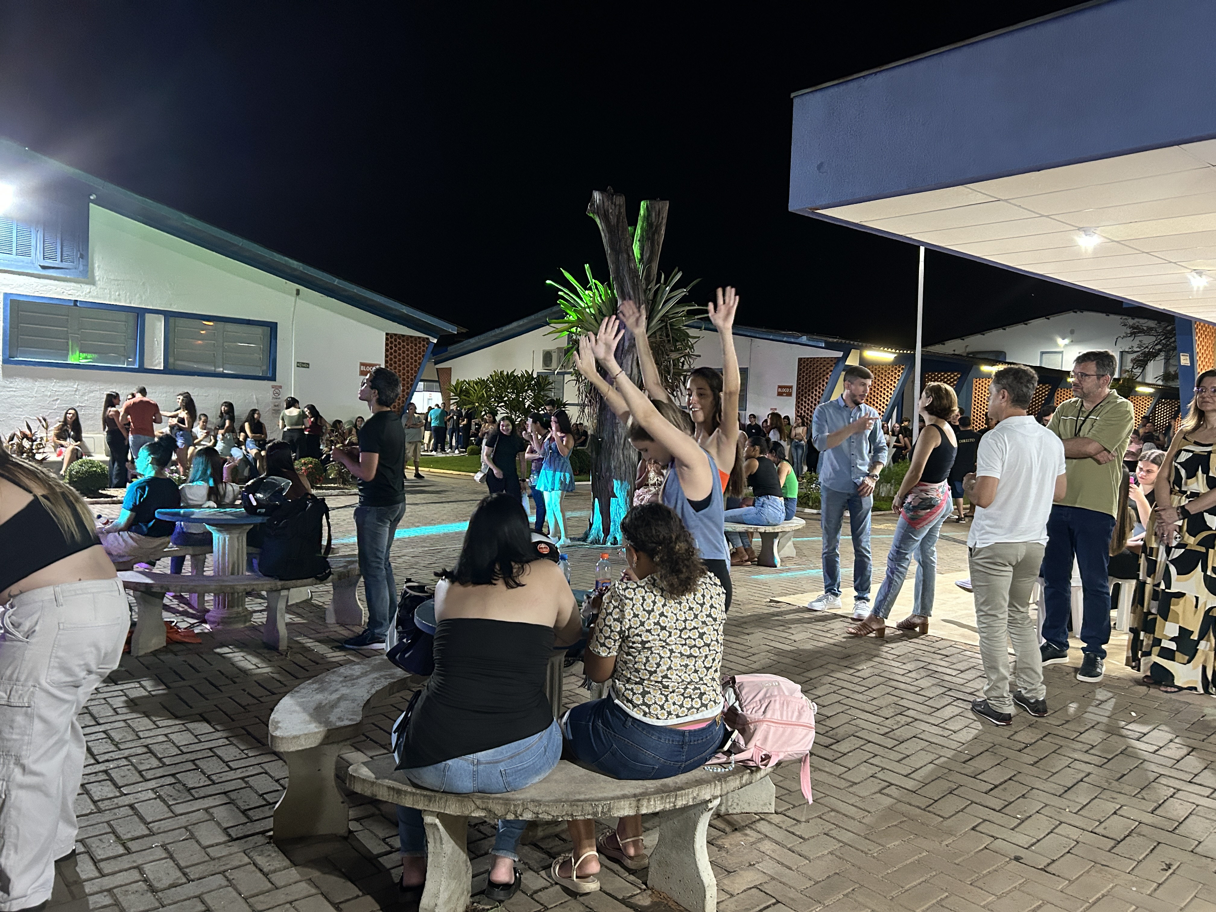 Imagem da notícia Show de volta às aulas da FUNEPE anima o Campus I com a dupla Evandro e Juninho