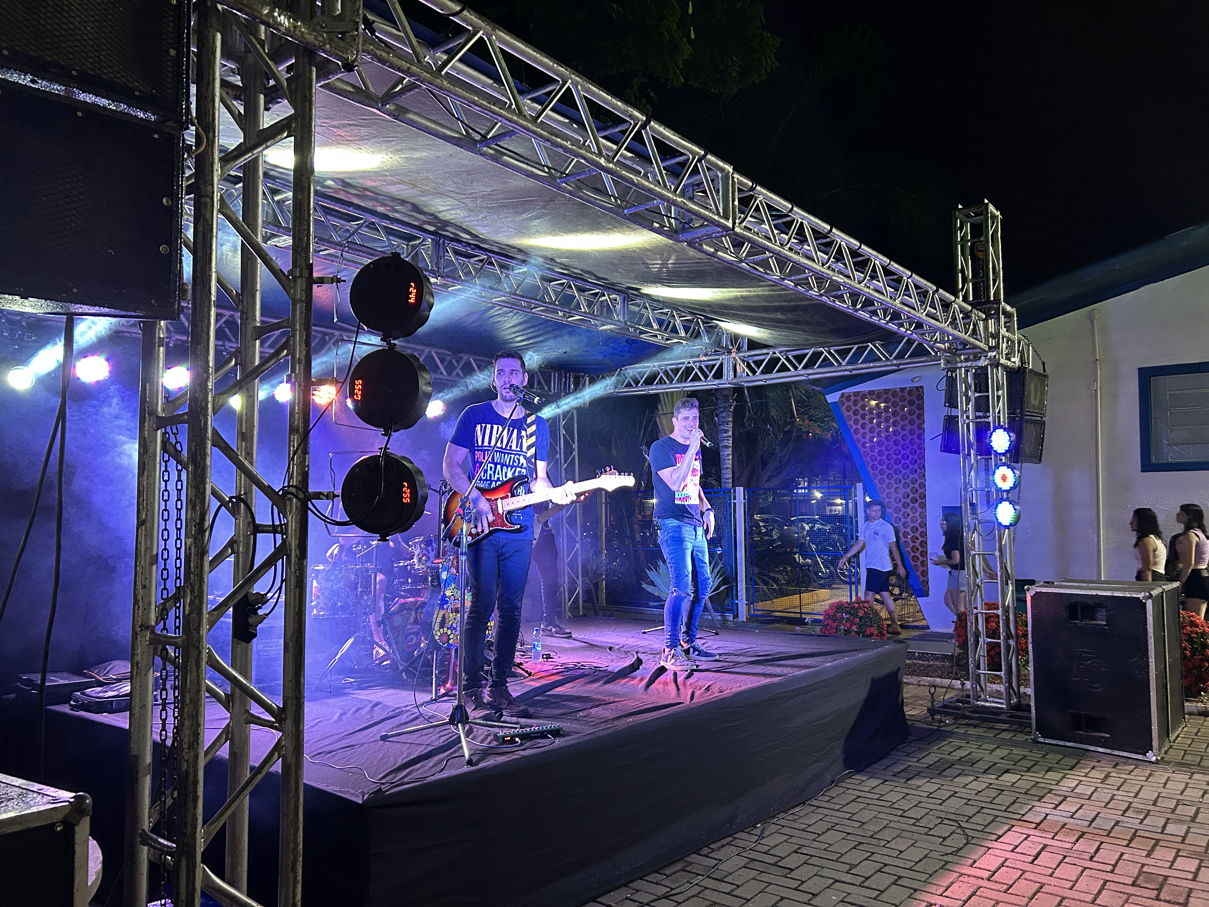 Imagem da notícia Show de volta às aulas da FUNEPE anima o Campus I com a dupla Evandro e Juninho