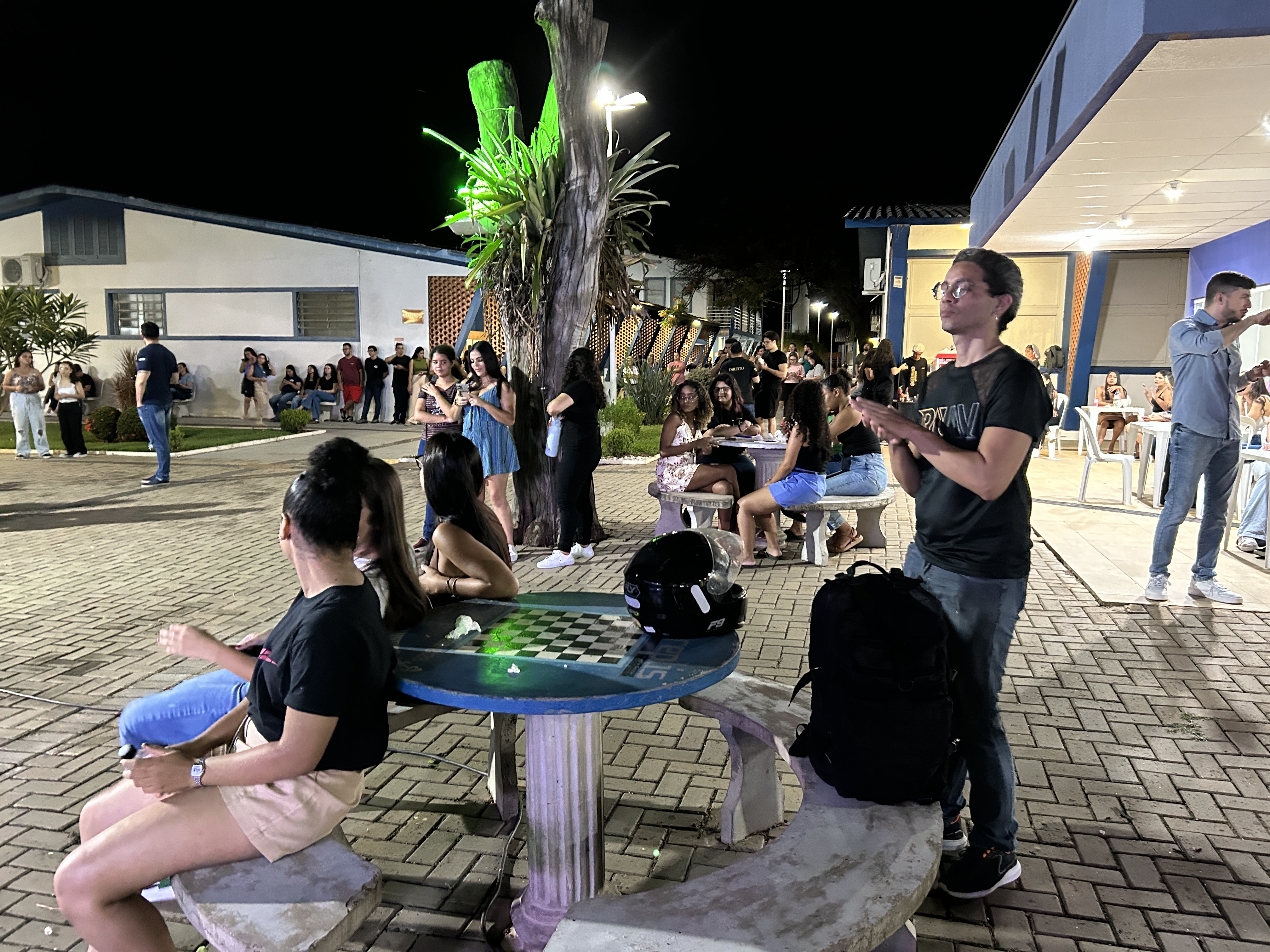 Imagem da notícia Show de volta às aulas da FUNEPE anima o Campus I com a dupla Evandro e Juninho