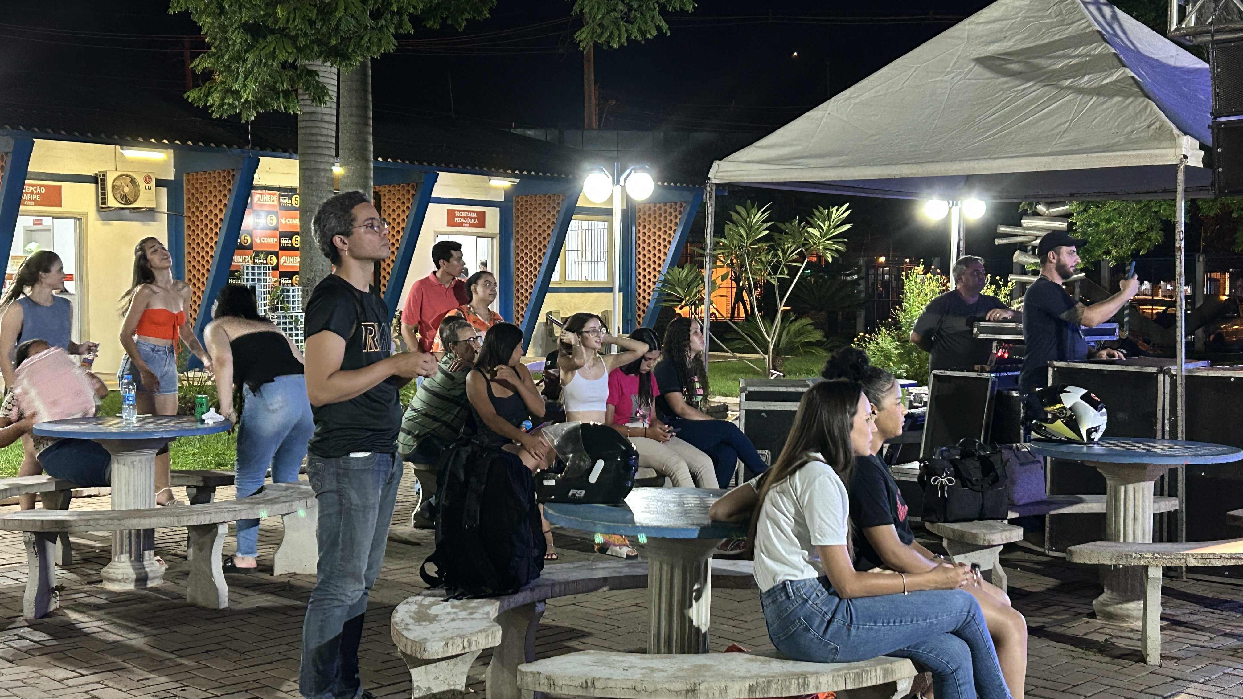 Imagem da notícia Show de volta às aulas da FUNEPE anima o Campus I com a dupla Evandro e Juninho