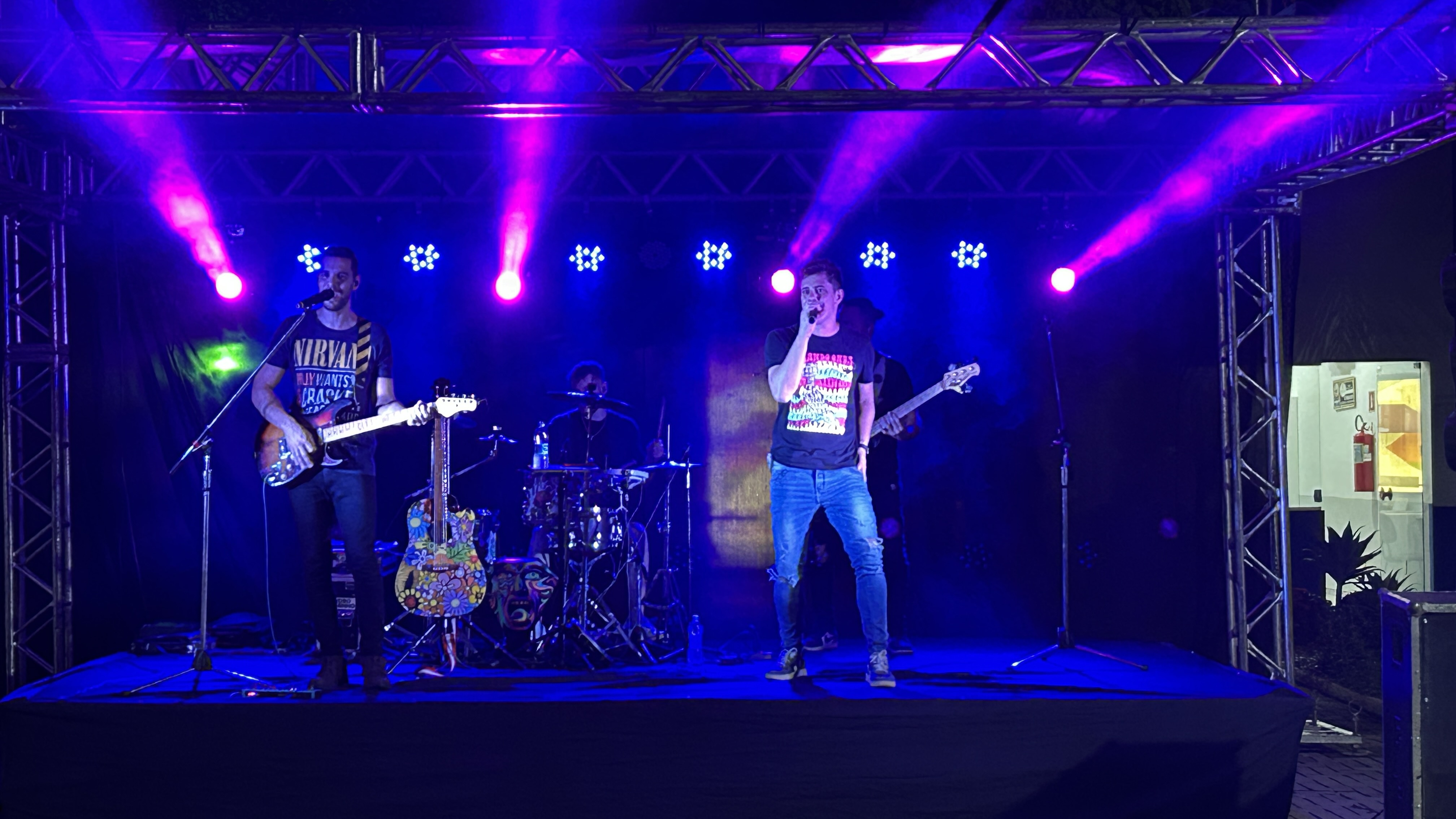 Imagem da notícia Show de volta às aulas da FUNEPE anima o Campus I com a dupla Evandro e Juninho