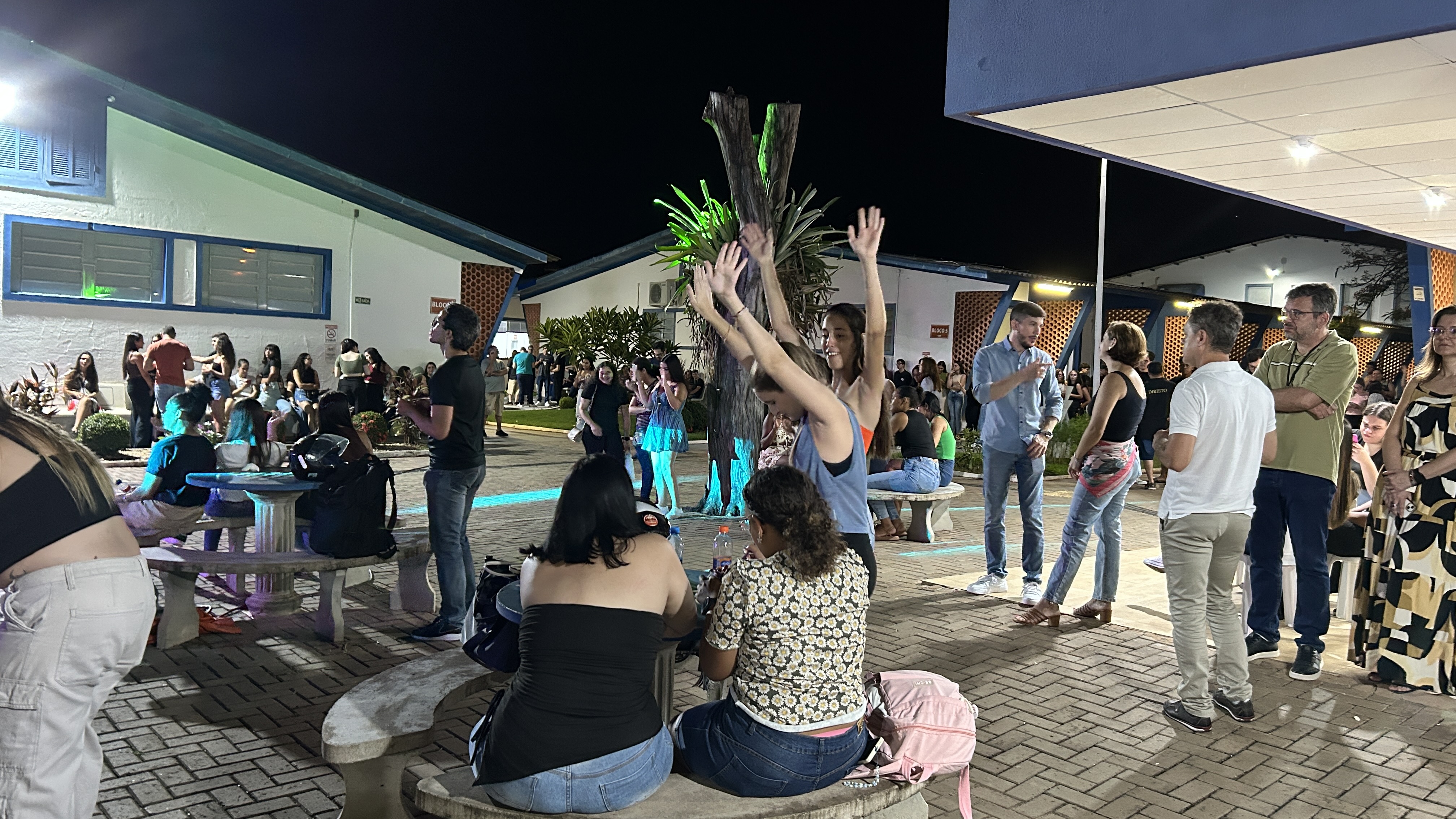 Imagem da notícia Show de volta às aulas da FUNEPE anima o Campus I com a dupla Evandro e Juninho