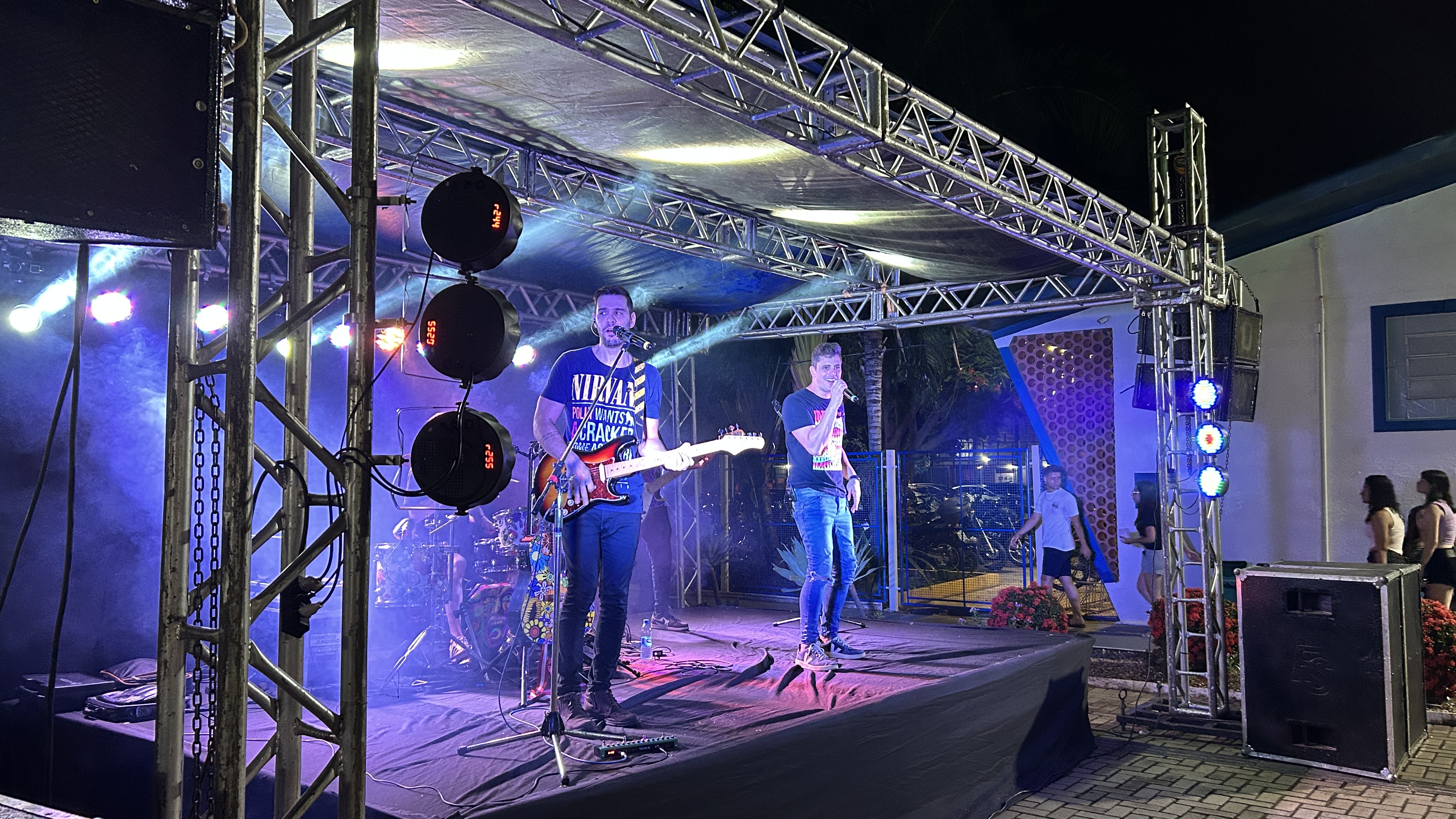 Imagem da notícia Show de volta às aulas da FUNEPE anima o Campus I com a dupla Evandro e Juninho