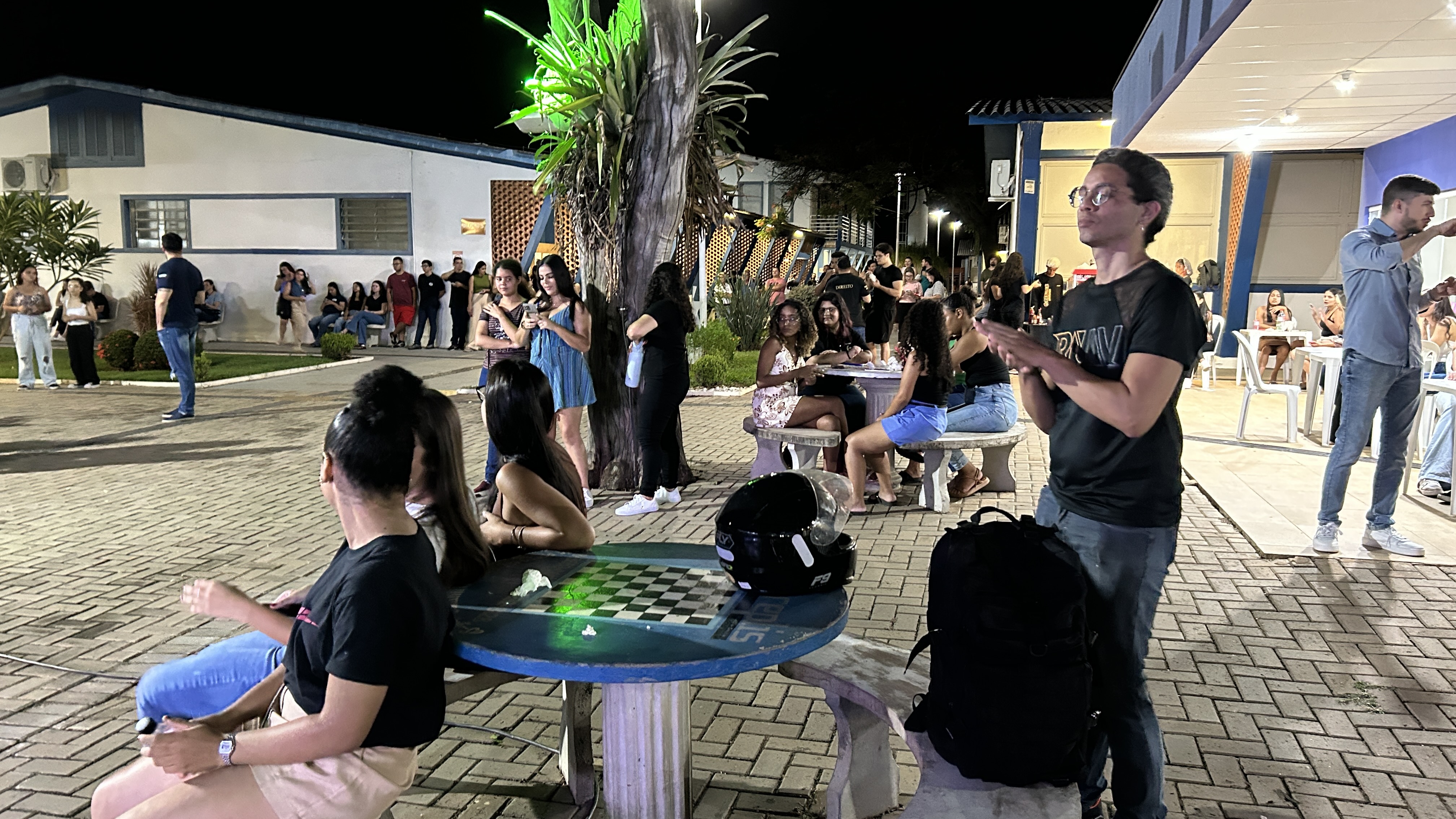 Imagem da notícia Show de volta às aulas da FUNEPE anima o Campus I com a dupla Evandro e Juninho