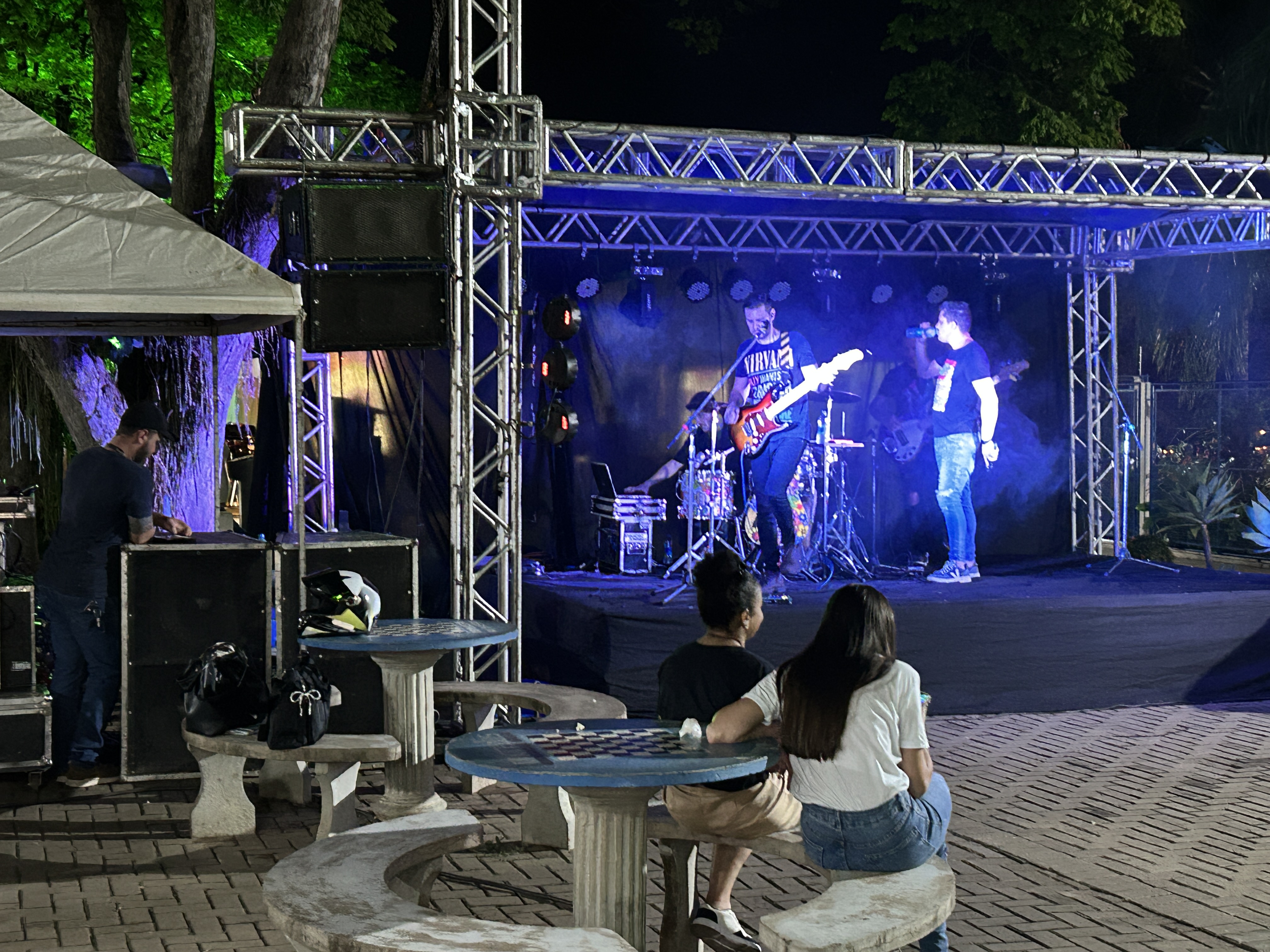 Imagem da notícia Show de volta às aulas da FUNEPE anima o Campus I com a dupla Evandro e Juninho