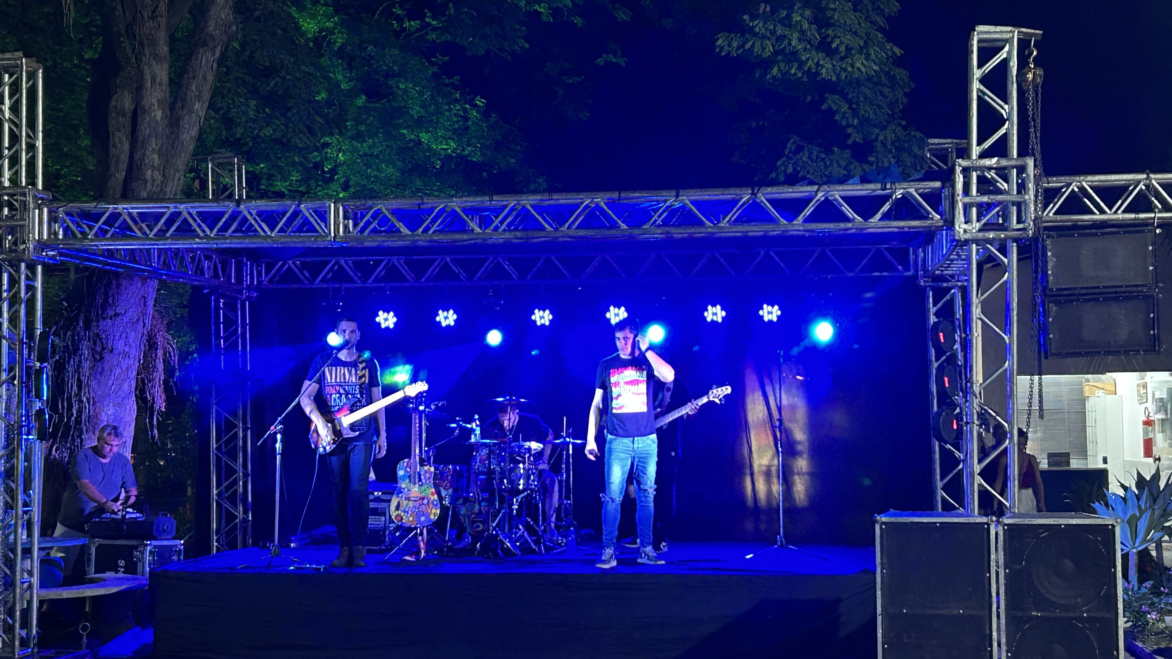 Imagem da notícia Show de volta às aulas da FUNEPE anima o Campus I com a dupla Evandro e Juninho