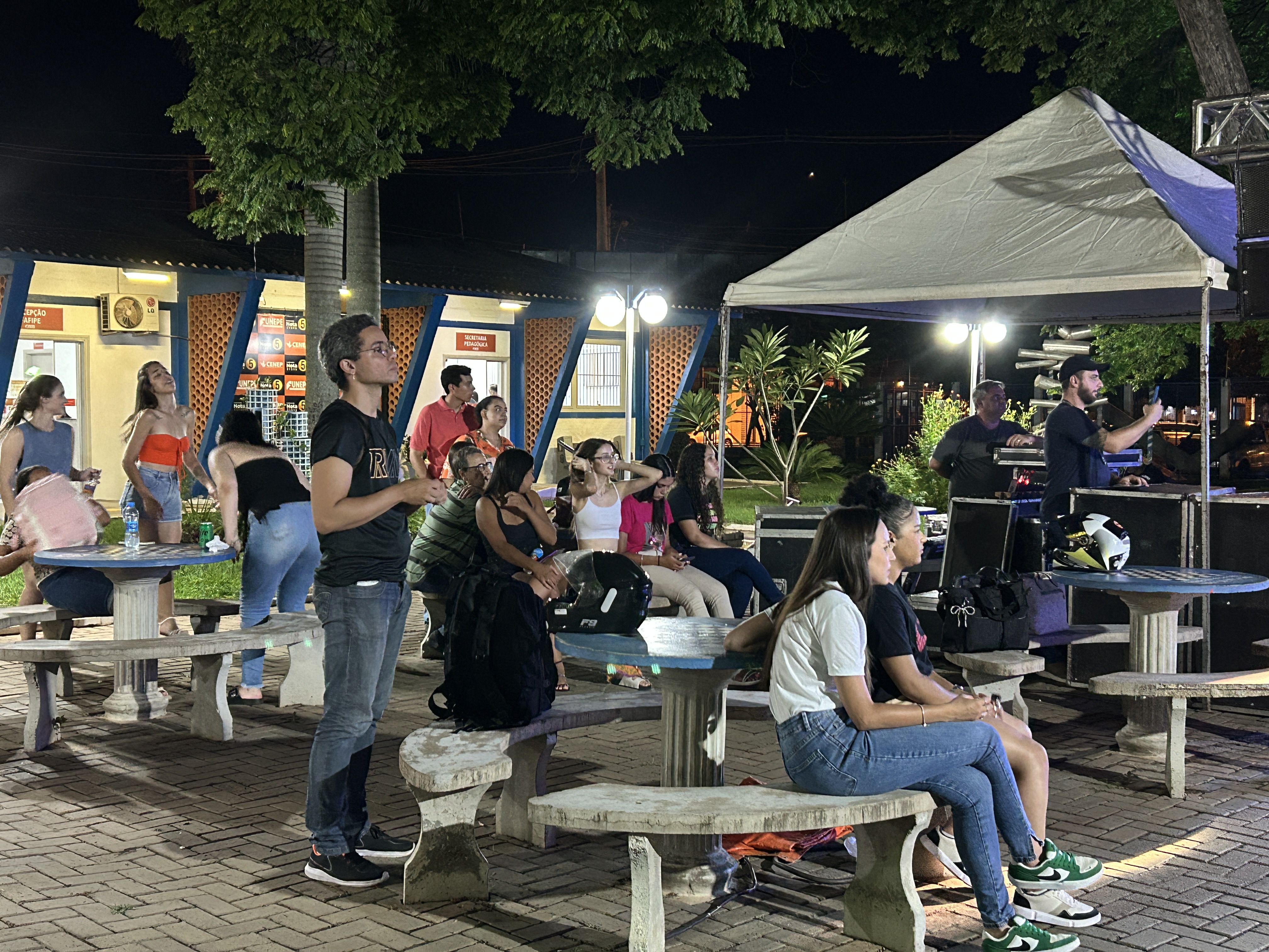 Imagem da notícia Show de volta às aulas da FUNEPE anima o Campus I com a dupla Evandro e Juninho