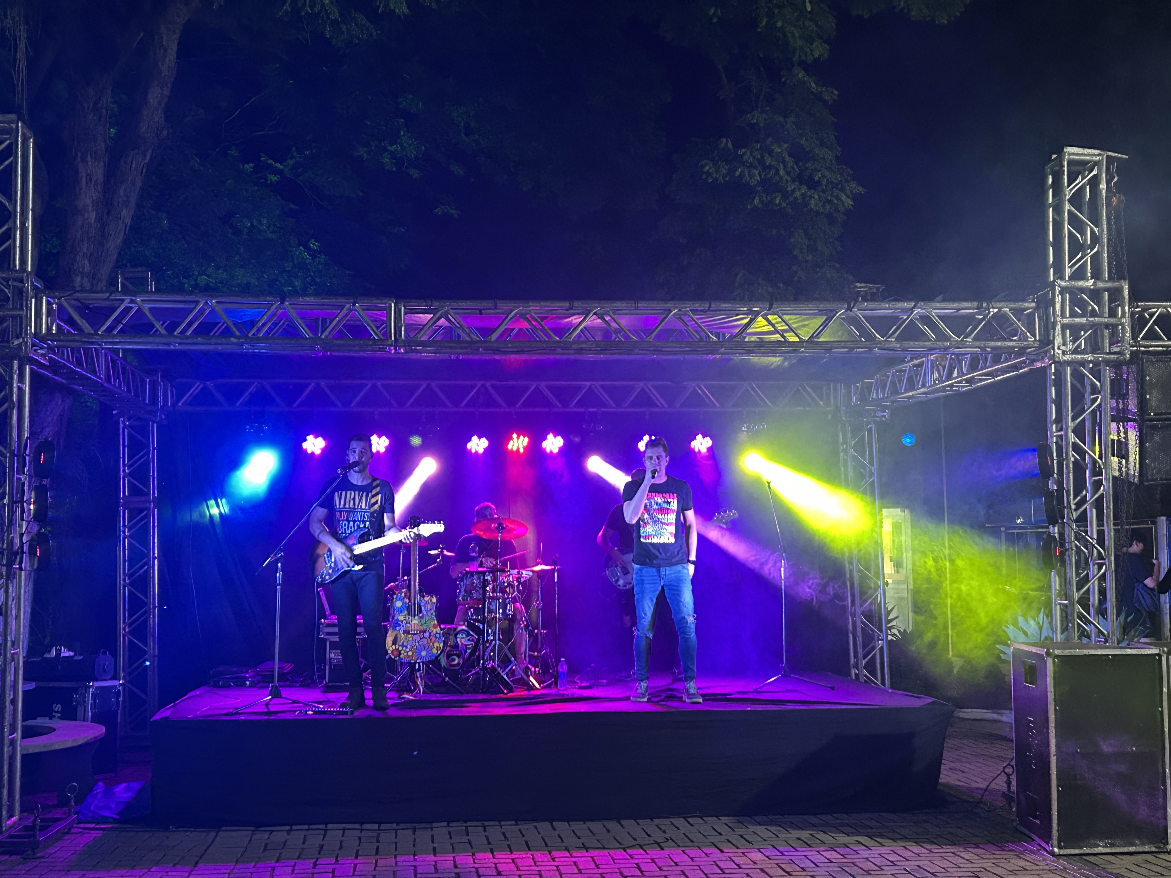 Imagem da notícia Show de volta às aulas da FUNEPE anima o Campus I com a dupla Evandro e Juninho