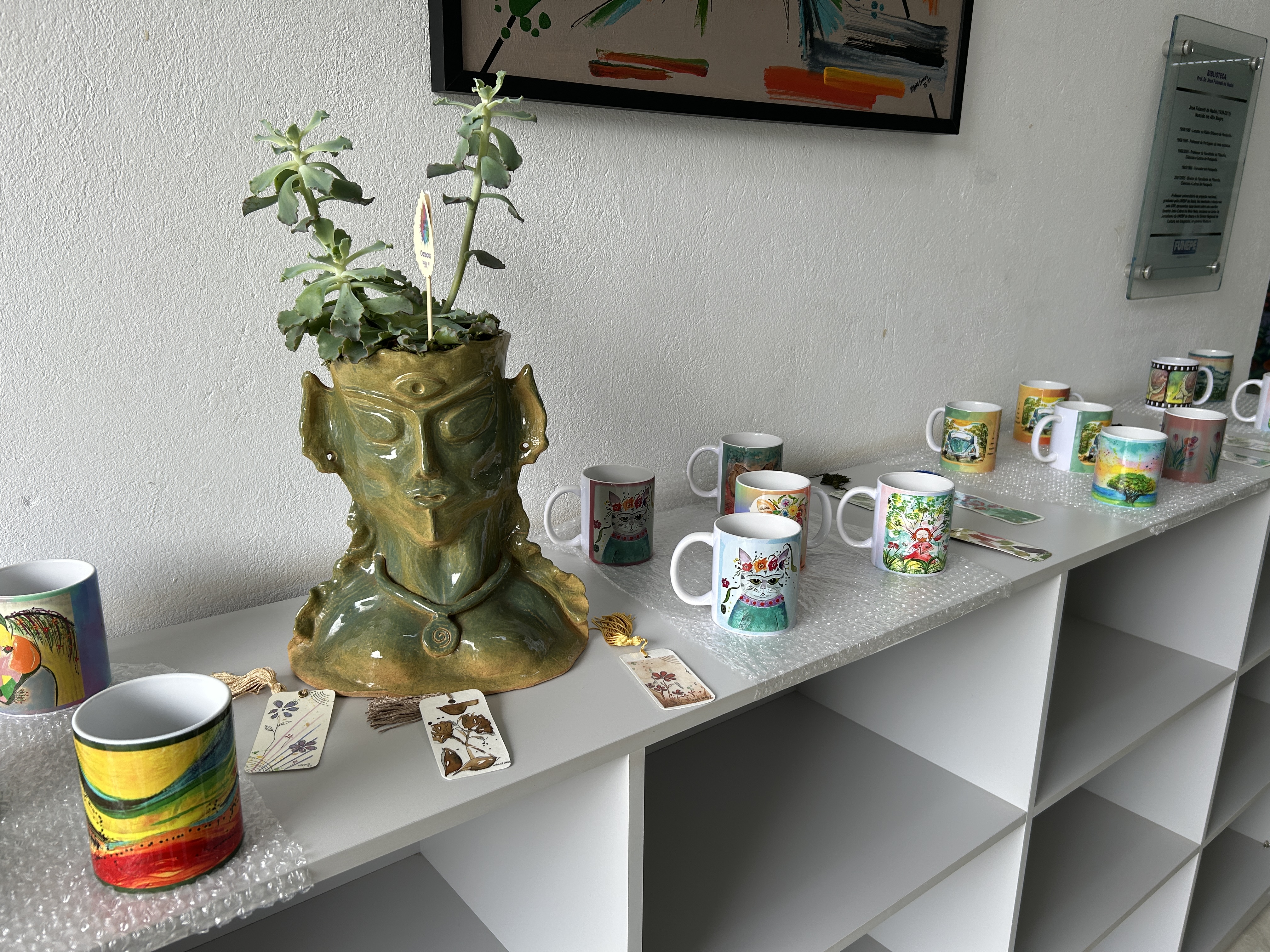 Biblioteca FUNEPE realiza Exposição ‘Entre Cores’ pelas mãos de Manuela Lemos