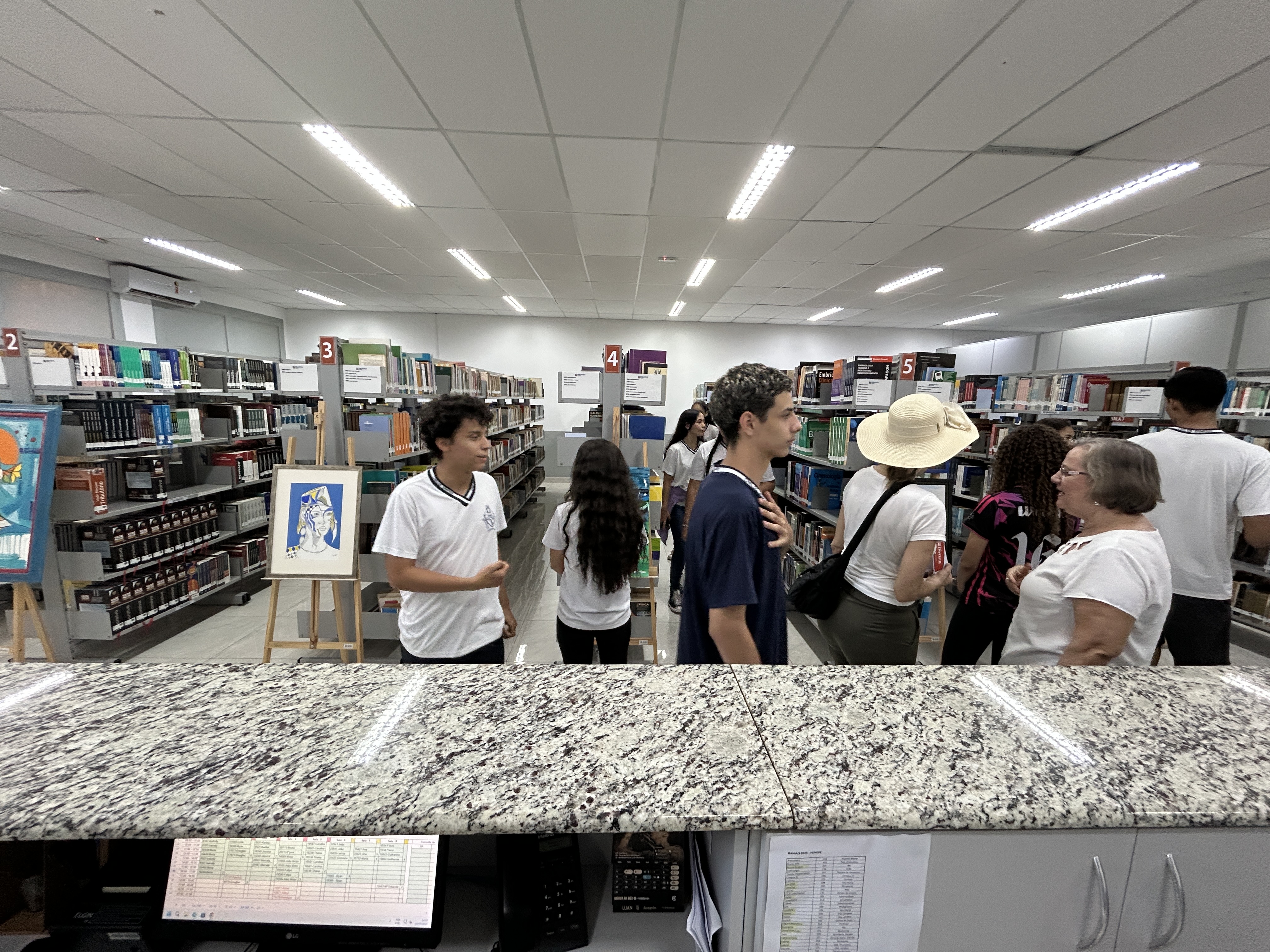 Alunos de escola estadual visitam exposição na Biblioteca em experiência artística além da sala de aula