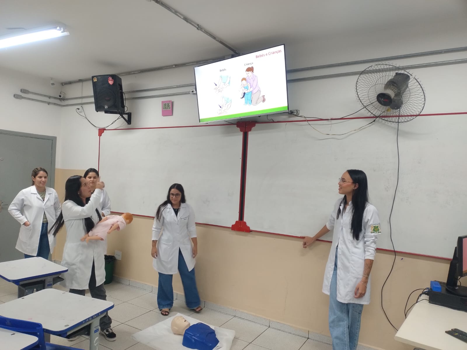 Imagem da notícia Estudantes de Enfermagem realizam ação educativa na EE Profª Joana Helena de Castilho Marques