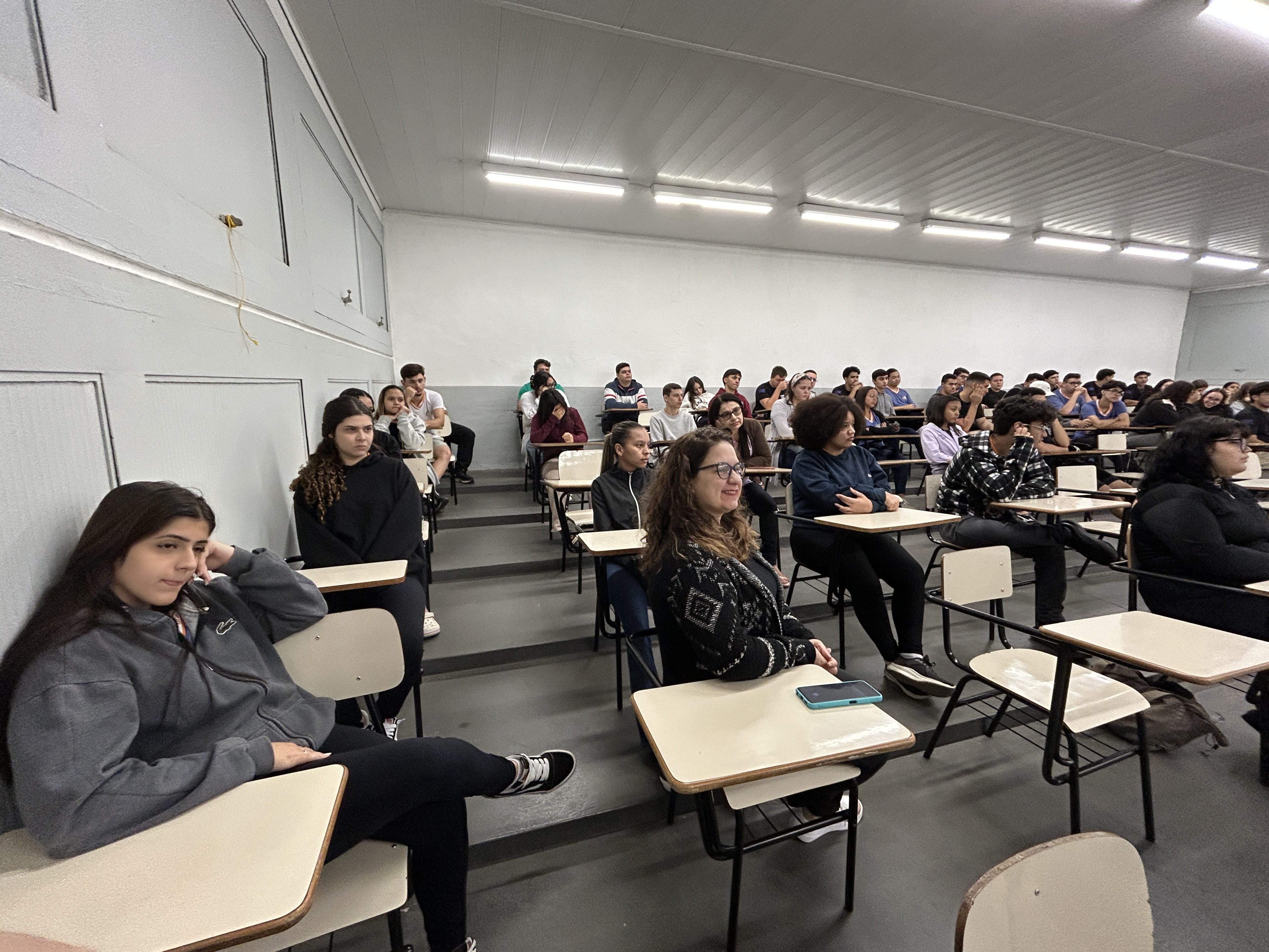 Imagem da notícia Bate-papo FUNEPE: projeto inspira e aproxima jovens da vivência universitária