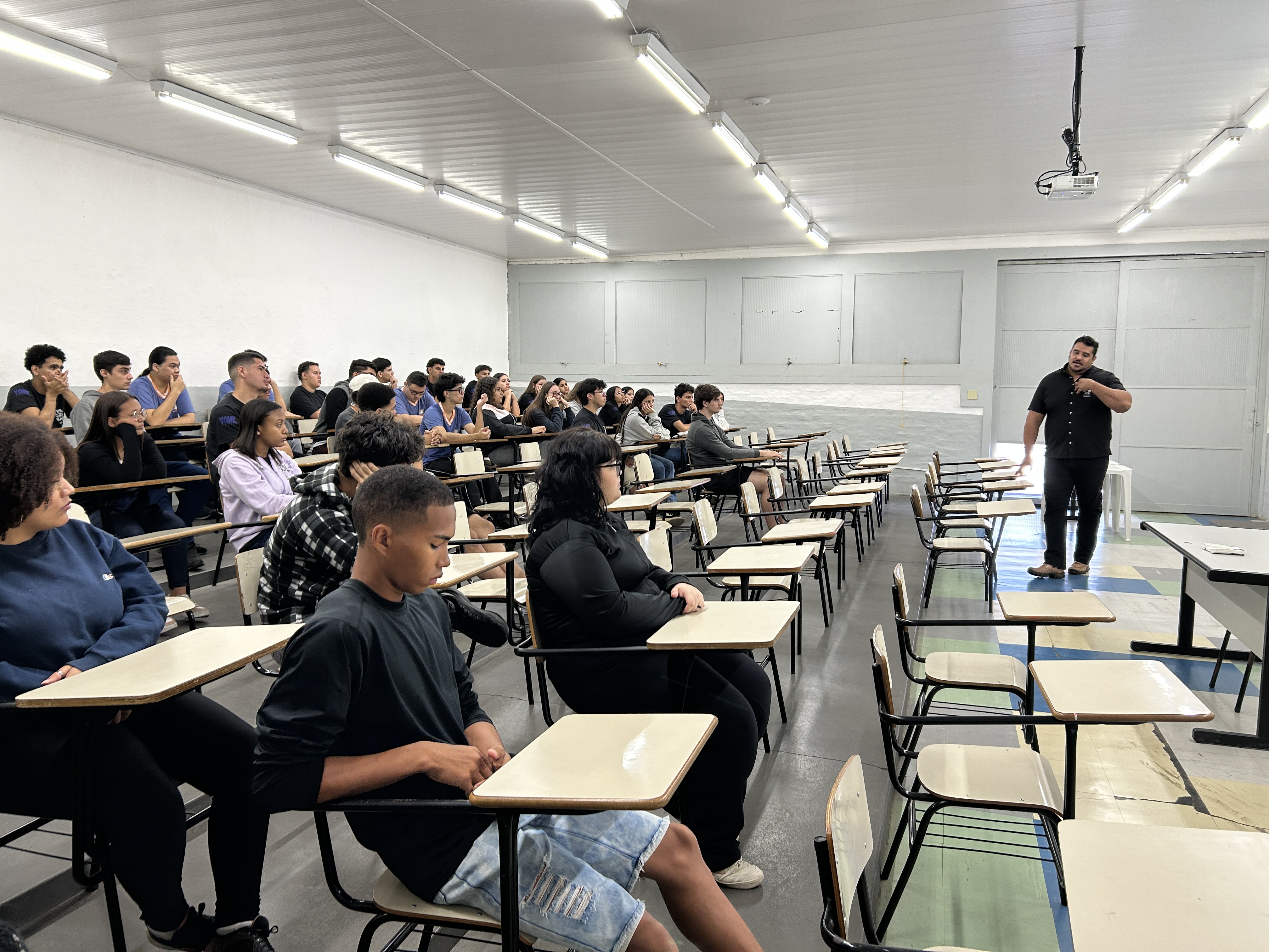 Imagem da notícia Bate-papo FUNEPE: projeto inspira e aproxima jovens da vivência universitária