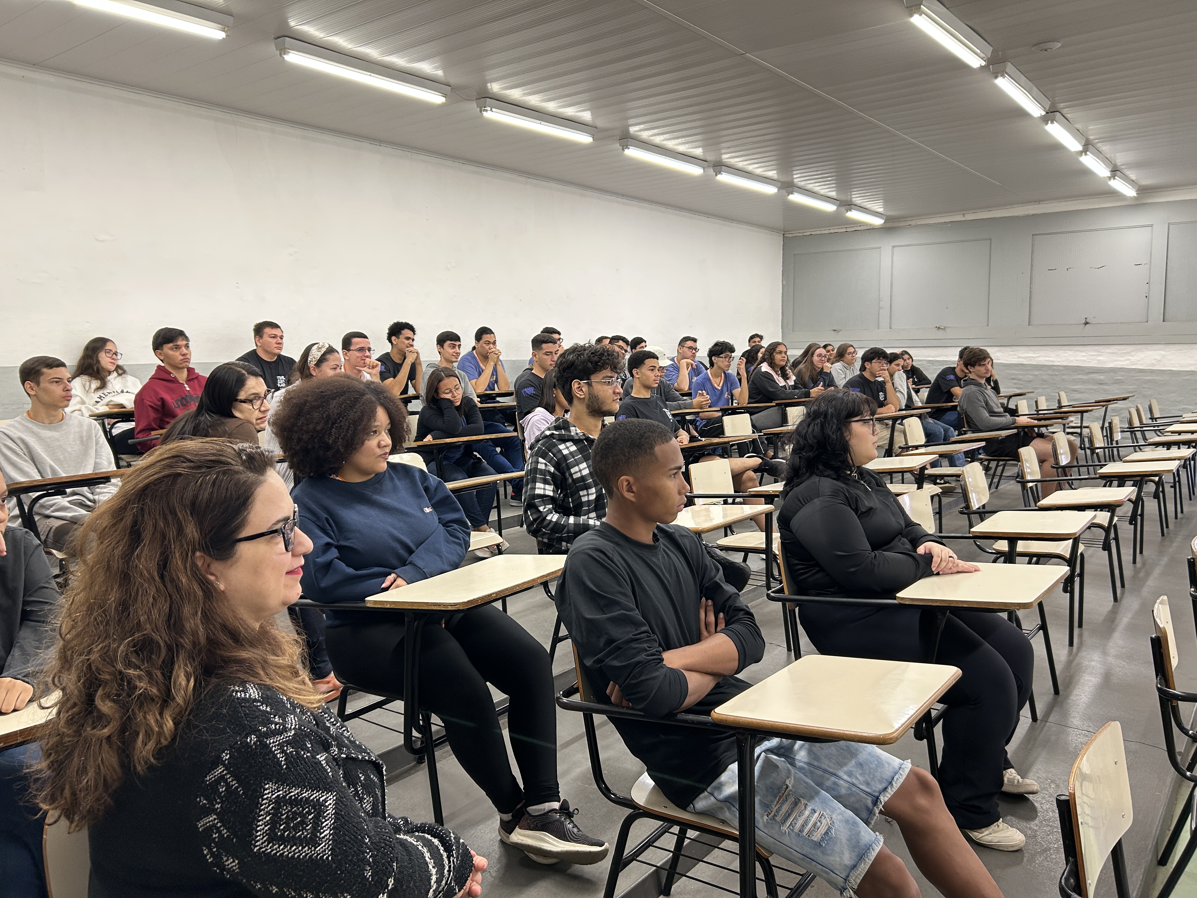 Imagem da notícia Bate-papo FUNEPE: projeto inspira e aproxima jovens da vivência universitária