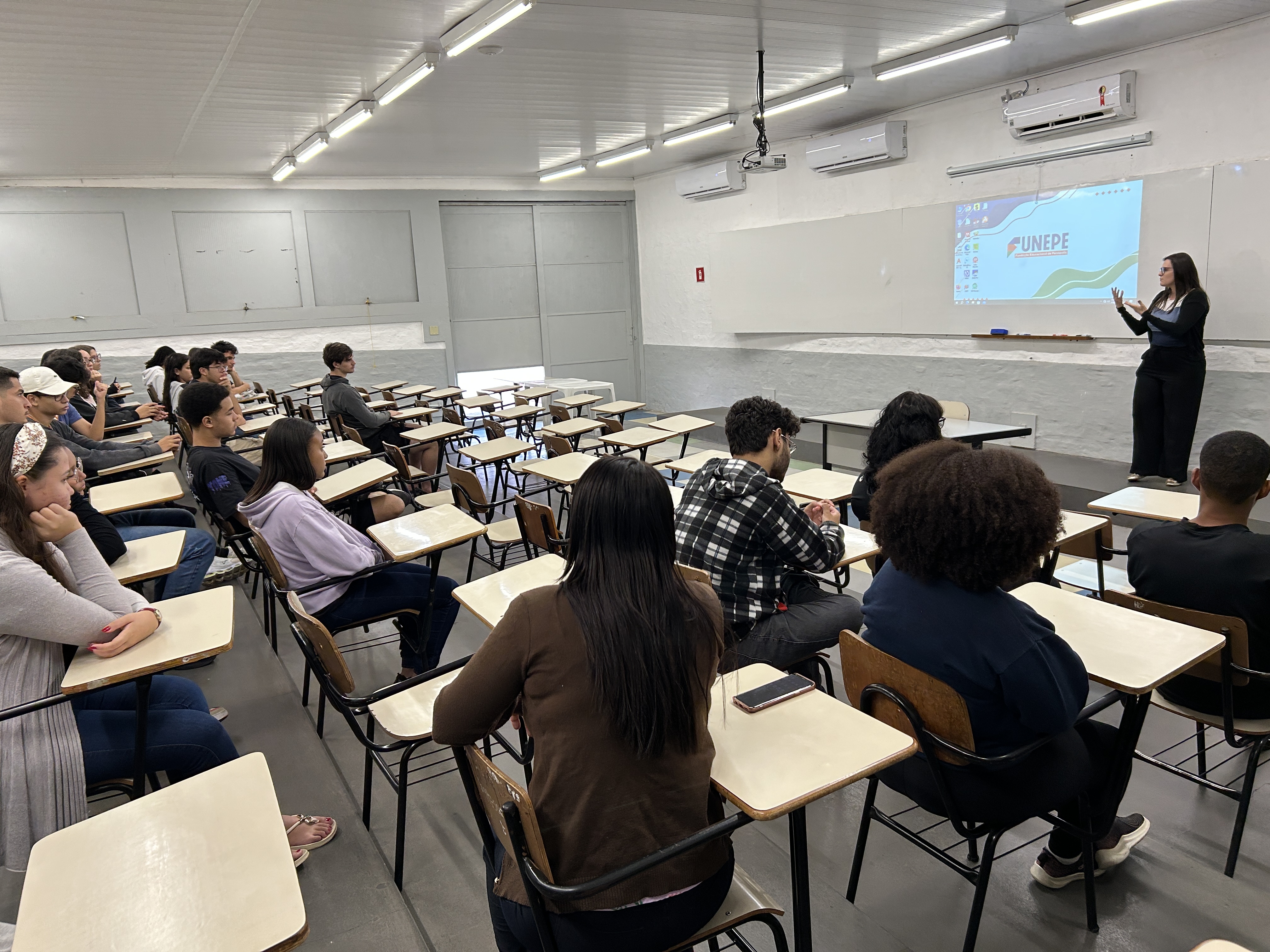 Imagem da notícia Bate-papo FUNEPE: projeto inspira e aproxima jovens da vivência universitária