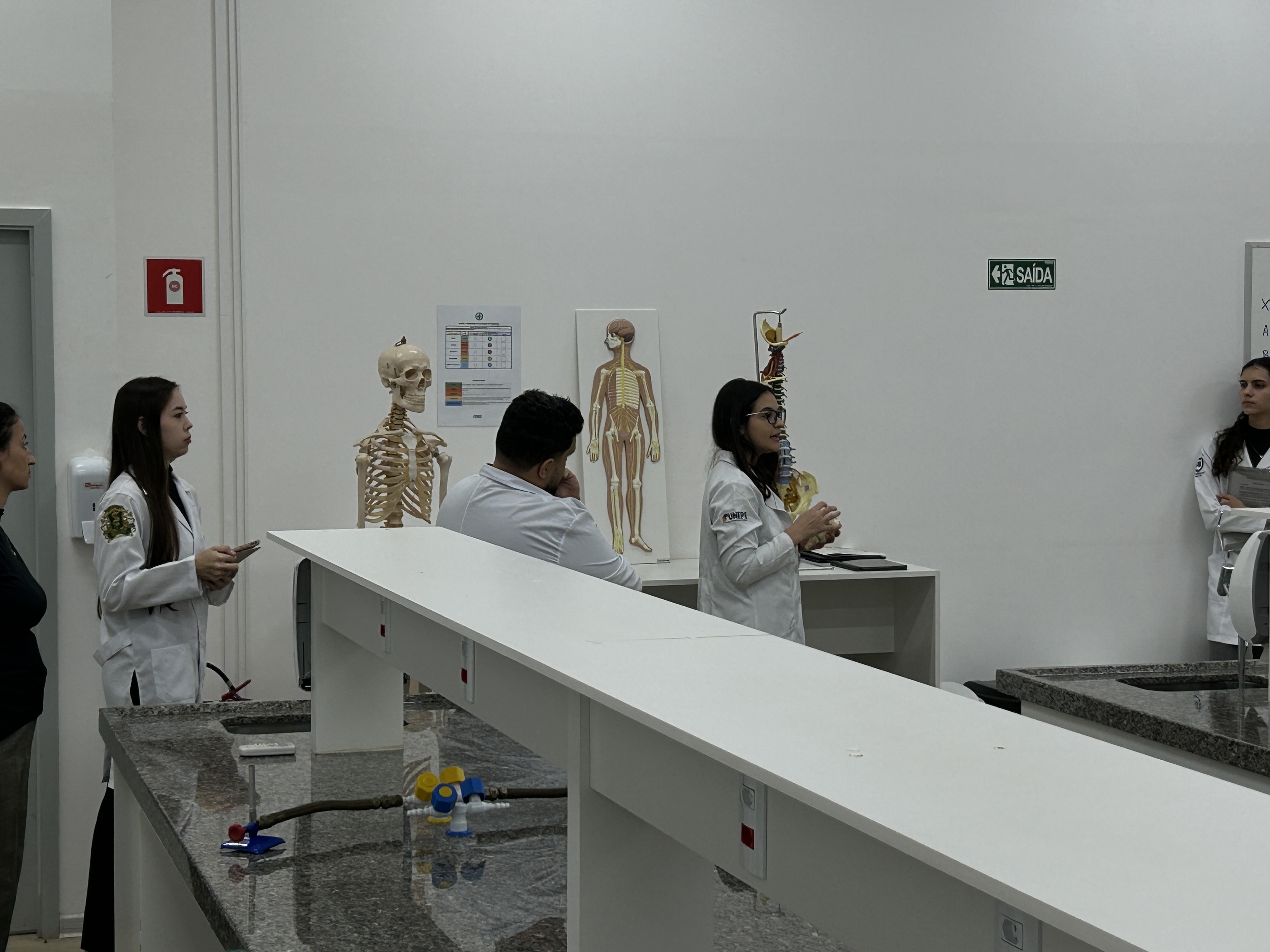 Imagem da notícia Alunos de Medicina da FUNEPE ensinam anatomia em curso do Corpo de Bombeiros