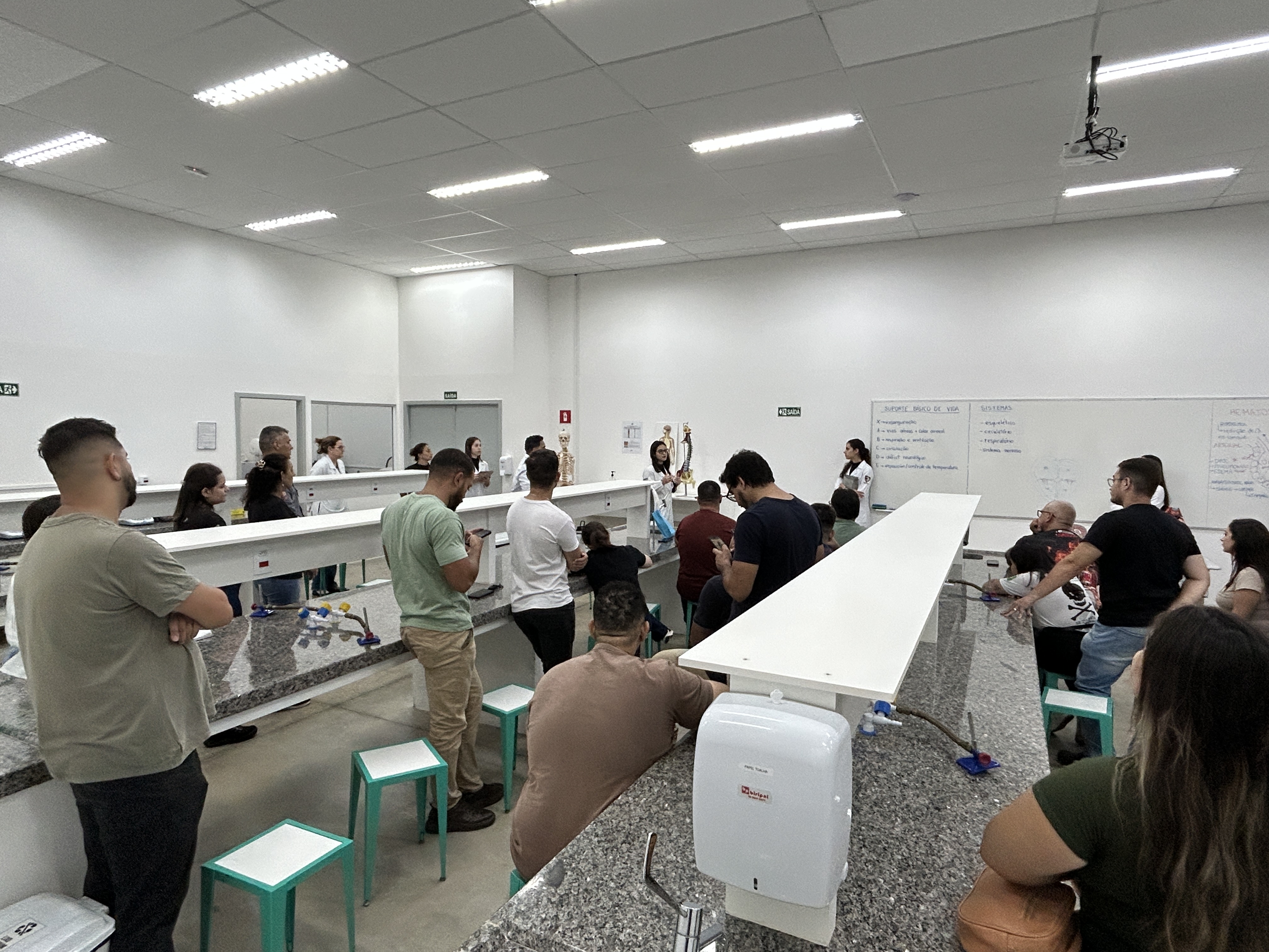 Imagem da notícia Alunos de Medicina da FUNEPE ensinam anatomia em curso do Corpo de Bombeiros