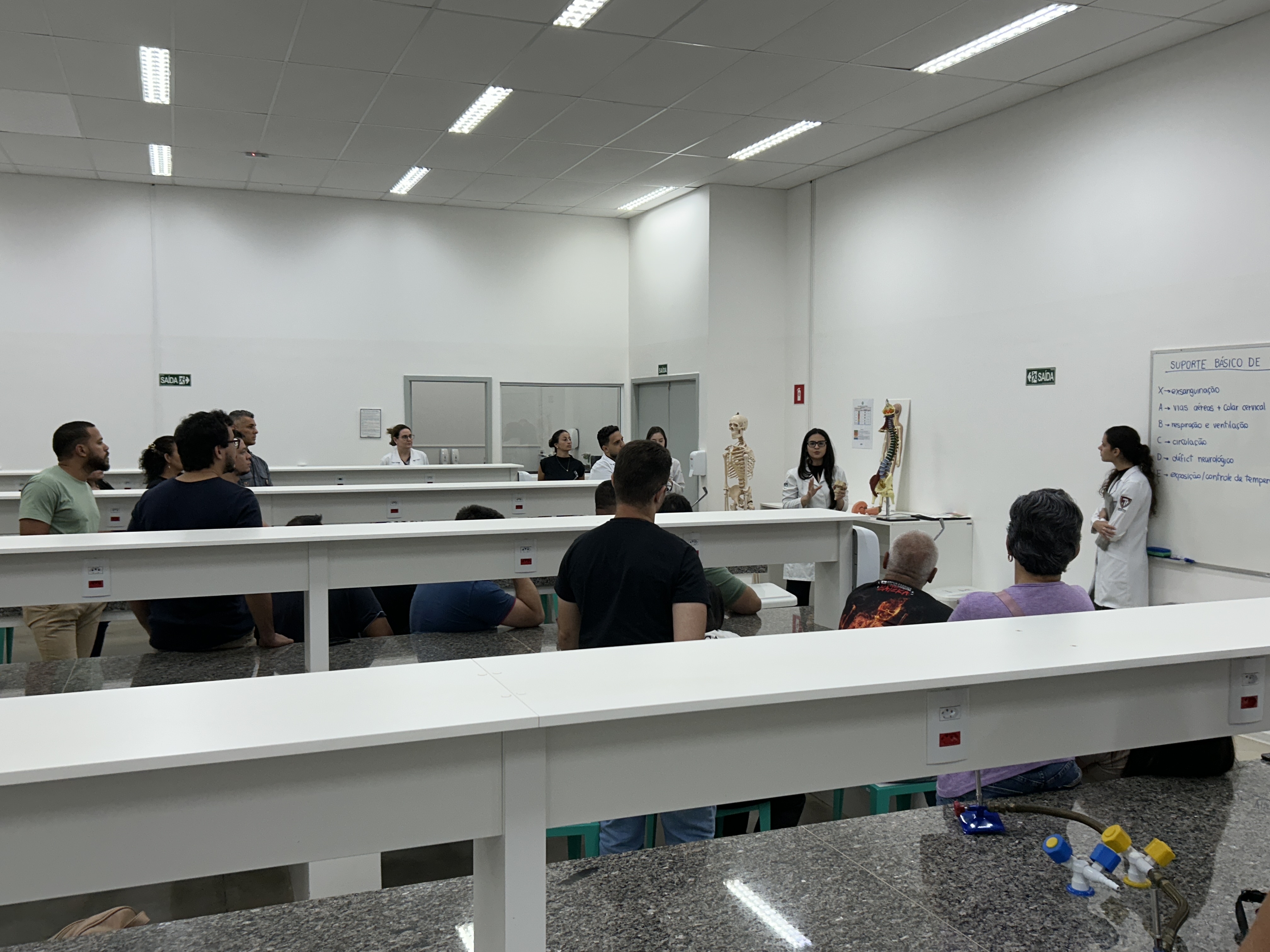Imagem da notícia Alunos de Medicina da FUNEPE ensinam anatomia em curso do Corpo de Bombeiros