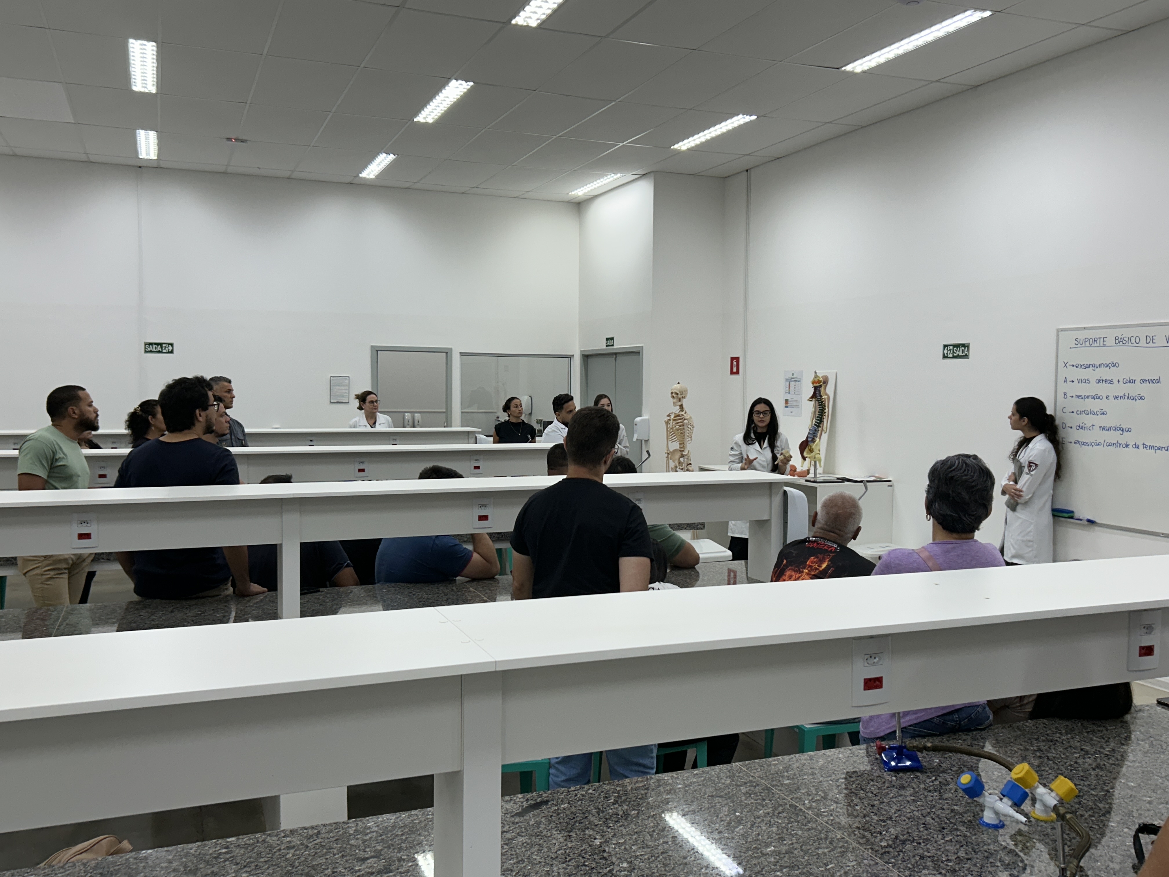 Imagem da notícia Alunos de Medicina da FUNEPE ensinam anatomia em curso do Corpo de Bombeiros