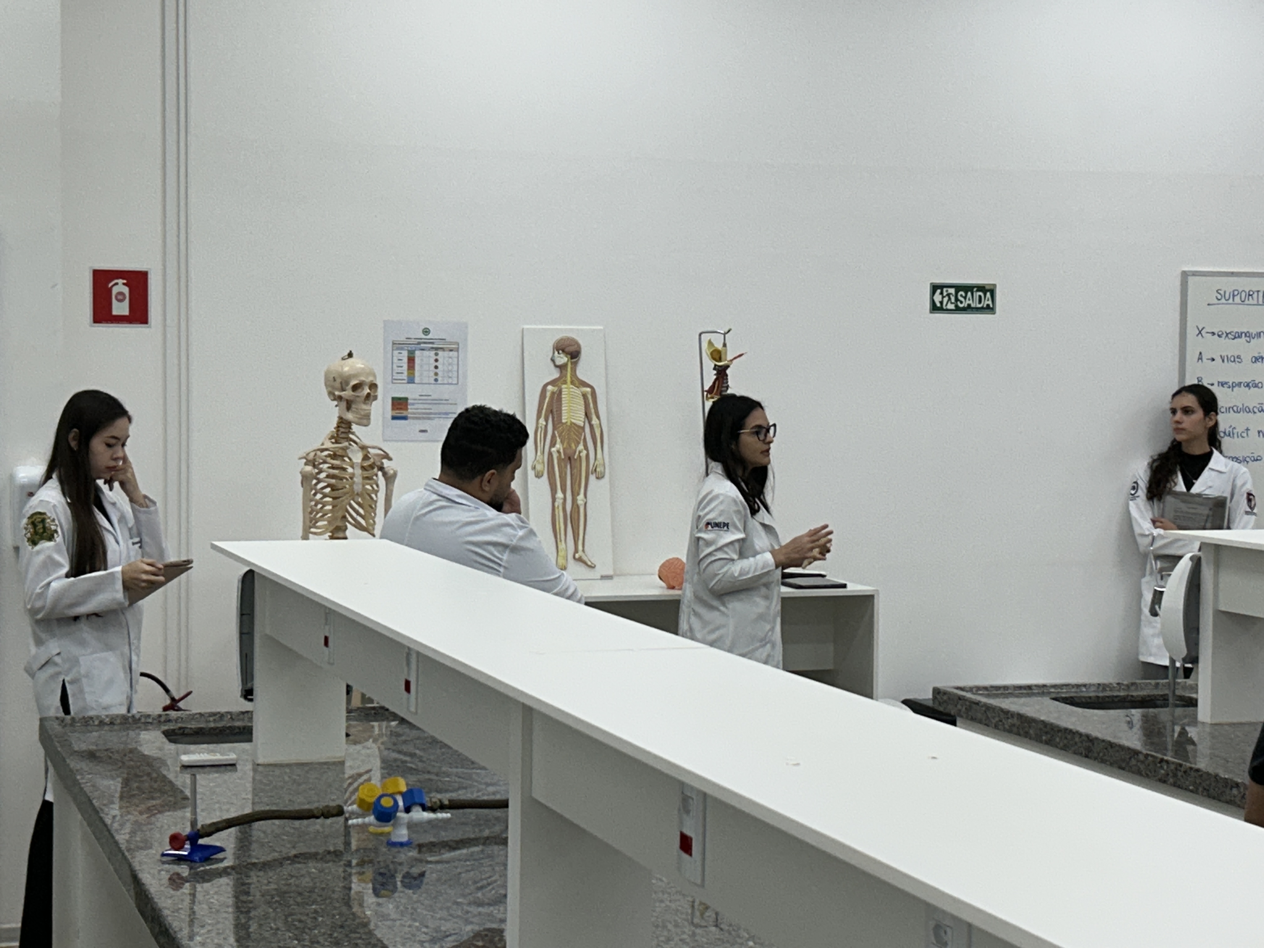 Imagem da notícia Alunos de Medicina da FUNEPE ensinam anatomia em curso do Corpo de Bombeiros