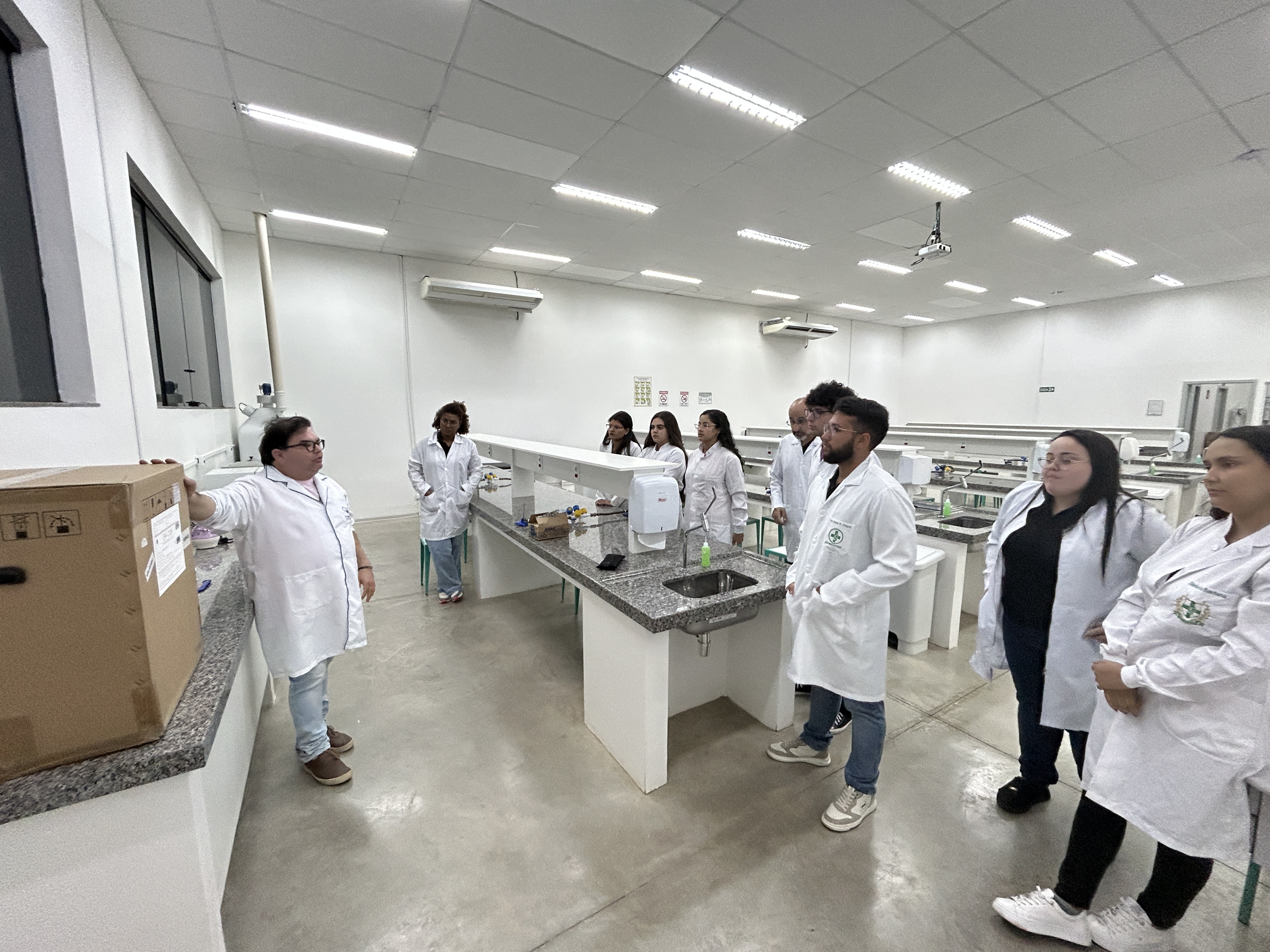 Imagem da notícia Biomedicina da Funepe inicia os trabalhos com novo equipamento no laboratório de Análises Clínicas