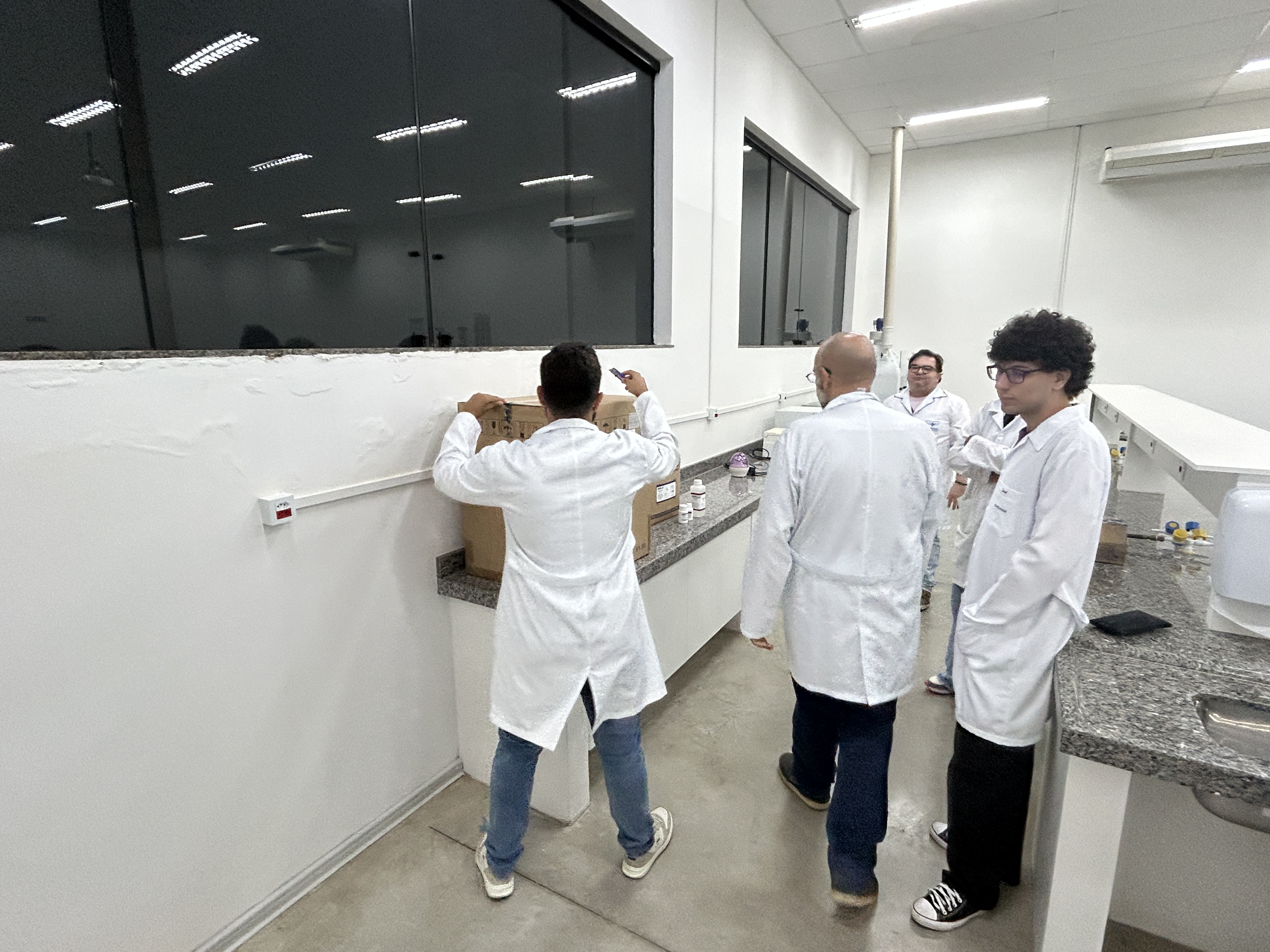 Imagem da notícia Biomedicina da Funepe inicia os trabalhos com novo equipamento no laboratório de Análises Clínicas