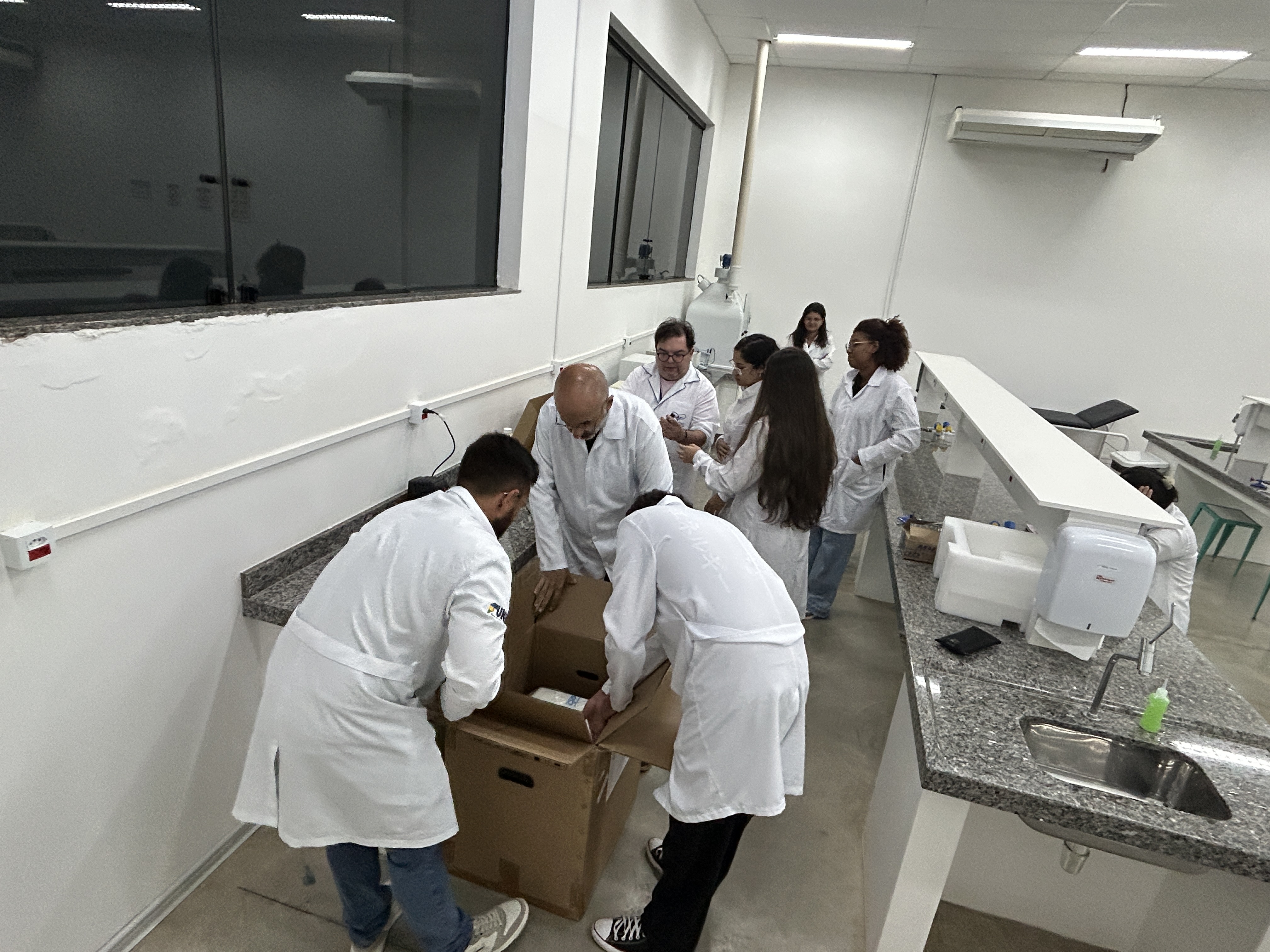 Imagem da notícia Biomedicina da Funepe inicia os trabalhos com novo equipamento no laboratório de Análises Clínicas
