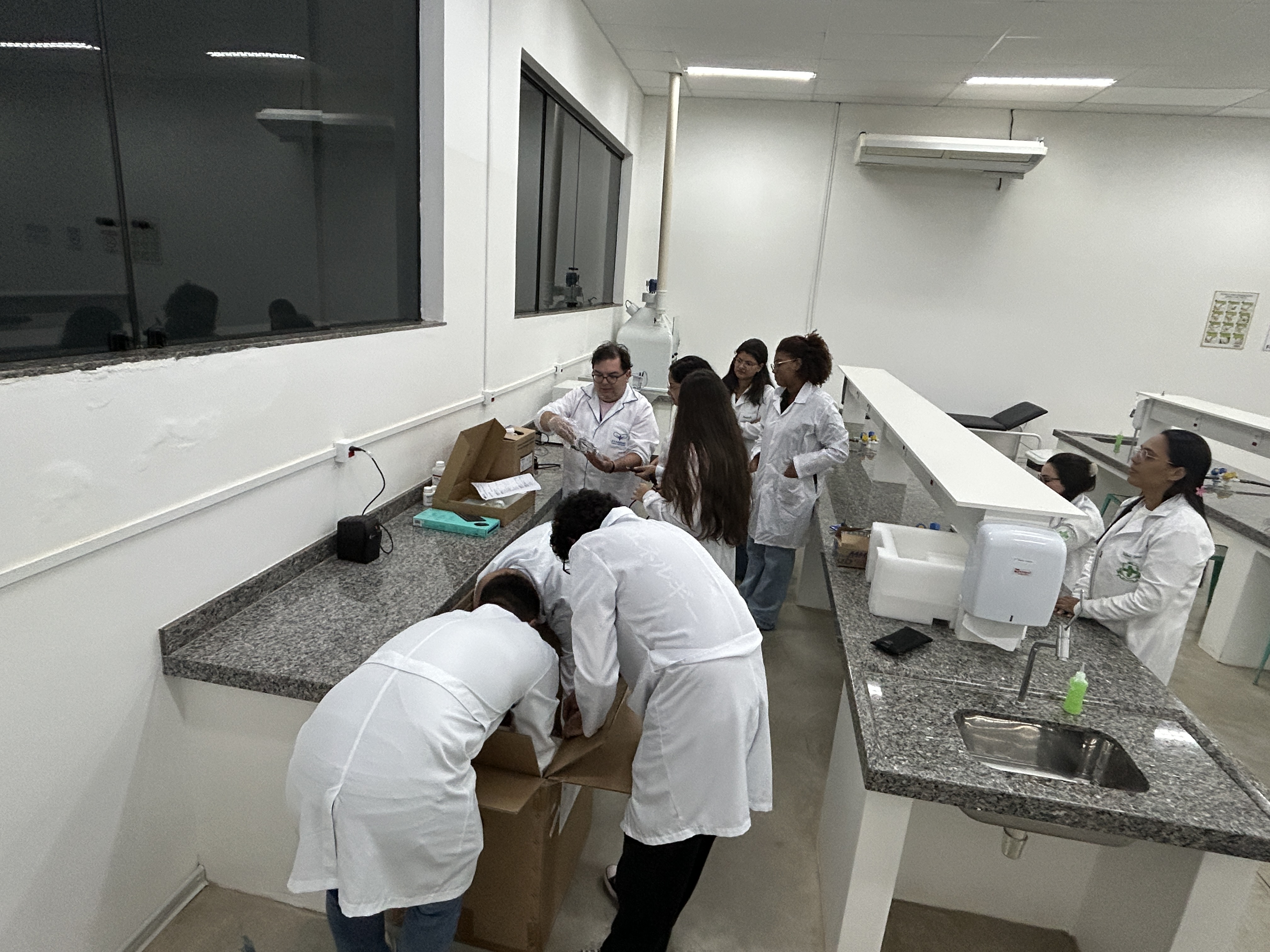 Imagem da notícia Biomedicina da Funepe inicia os trabalhos com novo equipamento no laboratório de Análises Clínicas