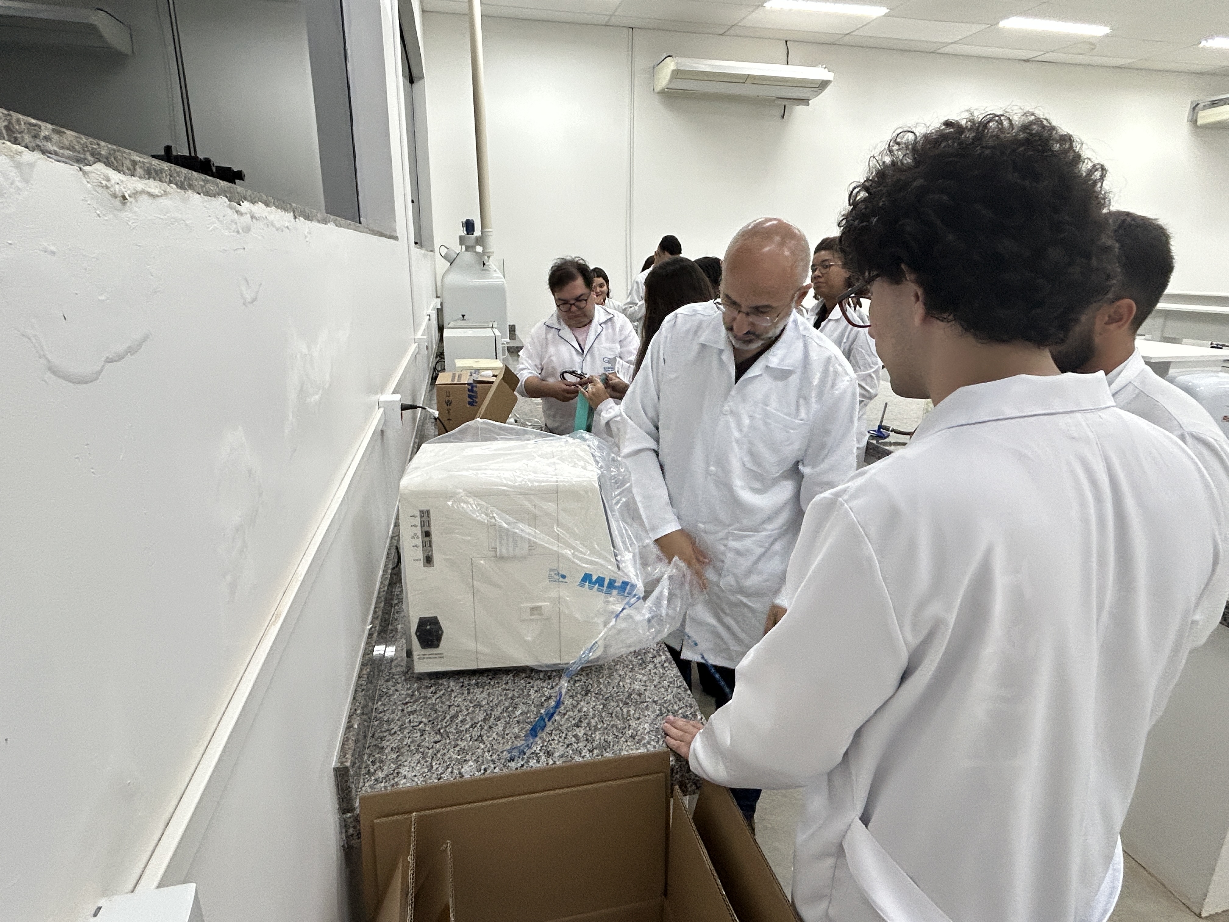 Imagem da notícia Biomedicina da Funepe inicia os trabalhos com novo equipamento no laboratório de Análises Clínicas