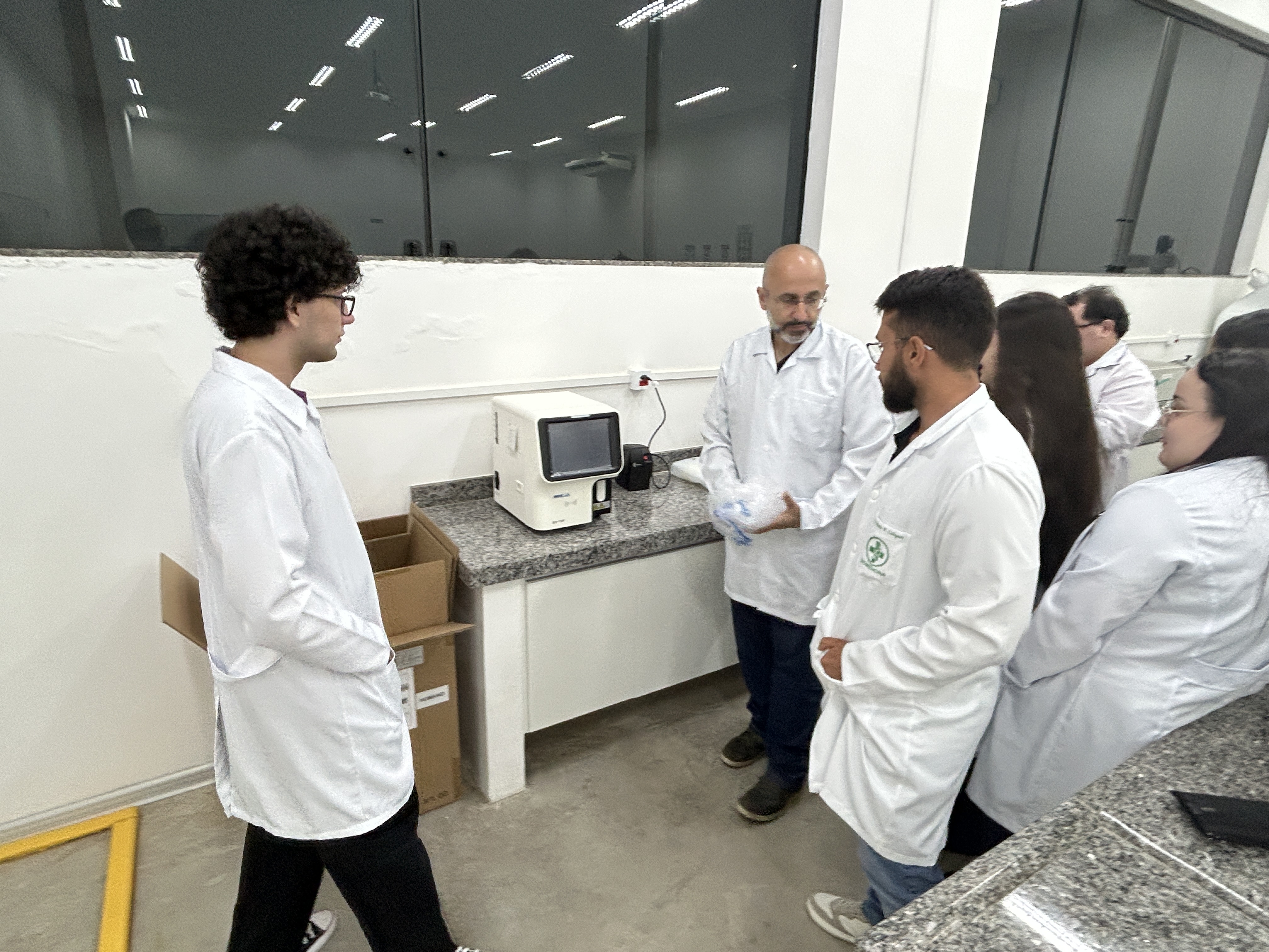 Imagem da notícia Biomedicina da Funepe inicia os trabalhos com novo equipamento no laboratório de Análises Clínicas