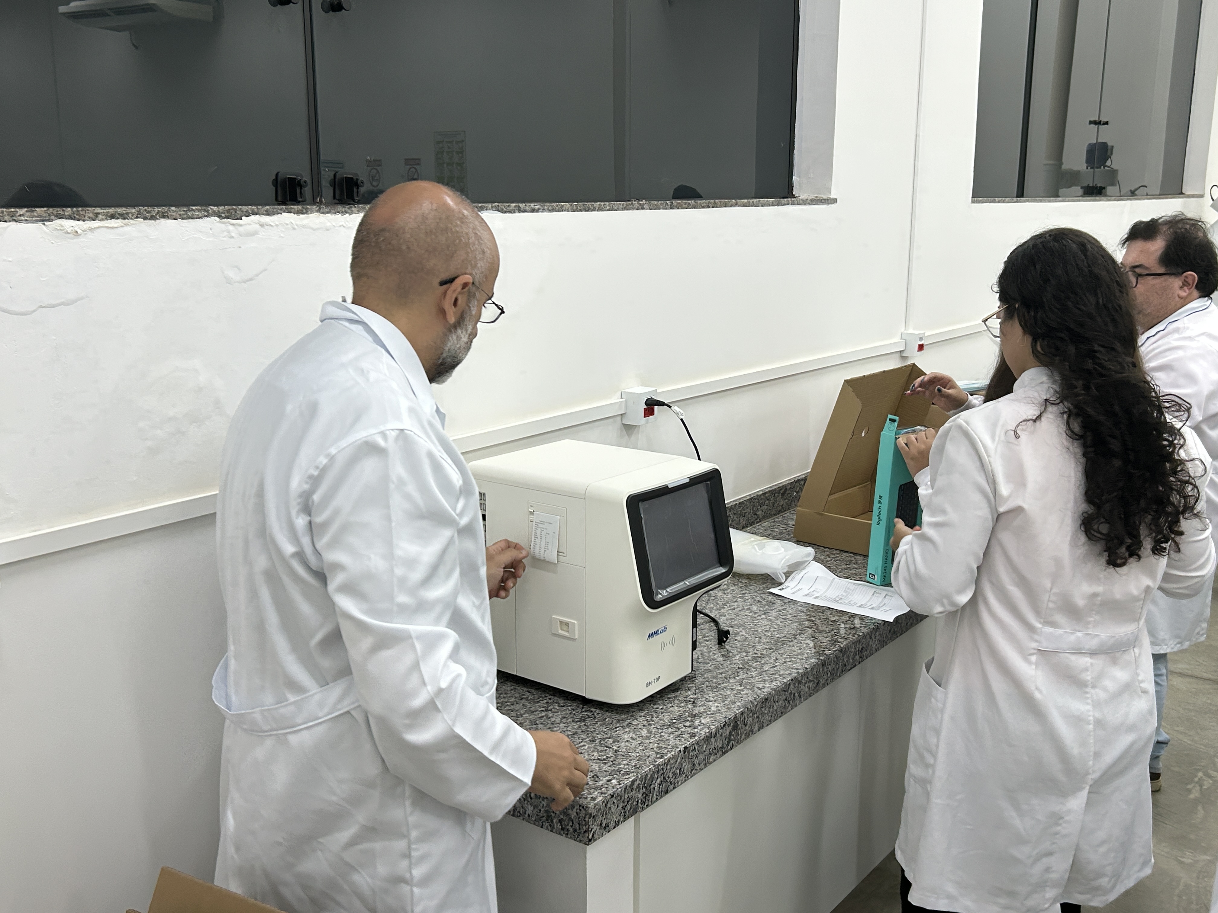 Imagem da notícia Biomedicina da Funepe inicia os trabalhos com novo equipamento no laboratório de Análises Clínicas