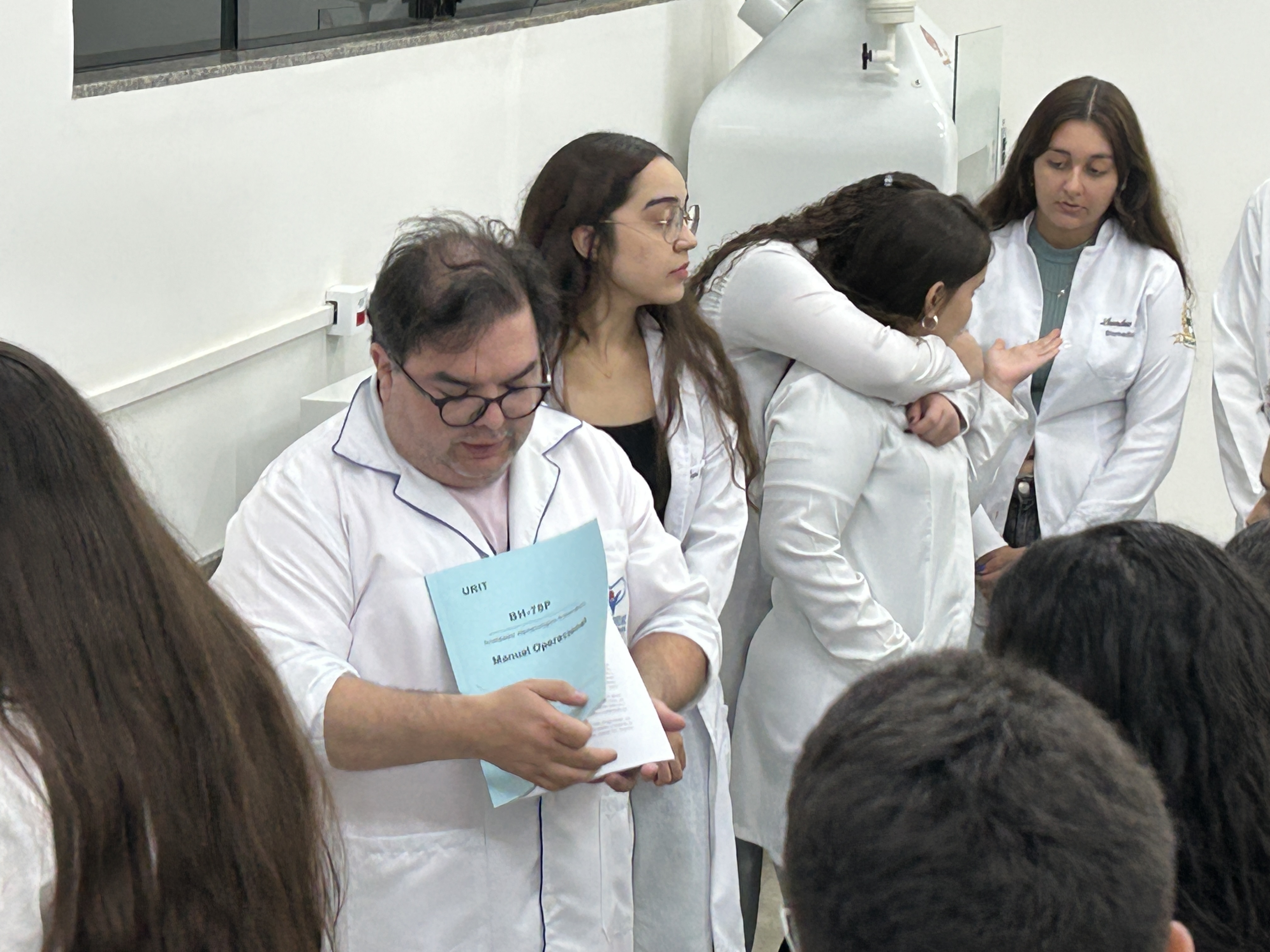 Imagem da notícia Biomedicina da Funepe inicia os trabalhos com novo equipamento no laboratório de Análises Clínicas