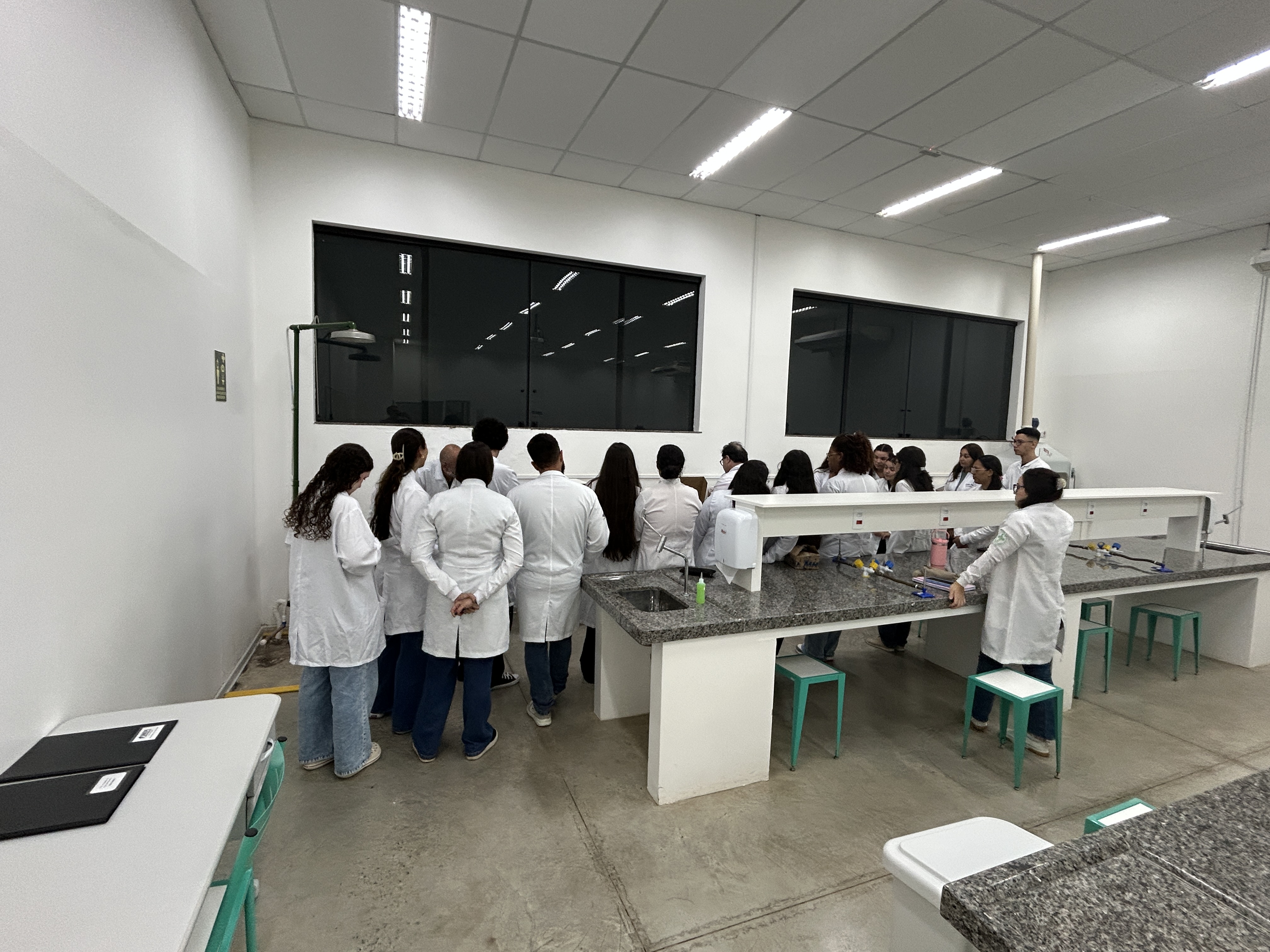 Imagem da notícia Biomedicina da Funepe inicia os trabalhos com novo equipamento no laboratório de Análises Clínicas