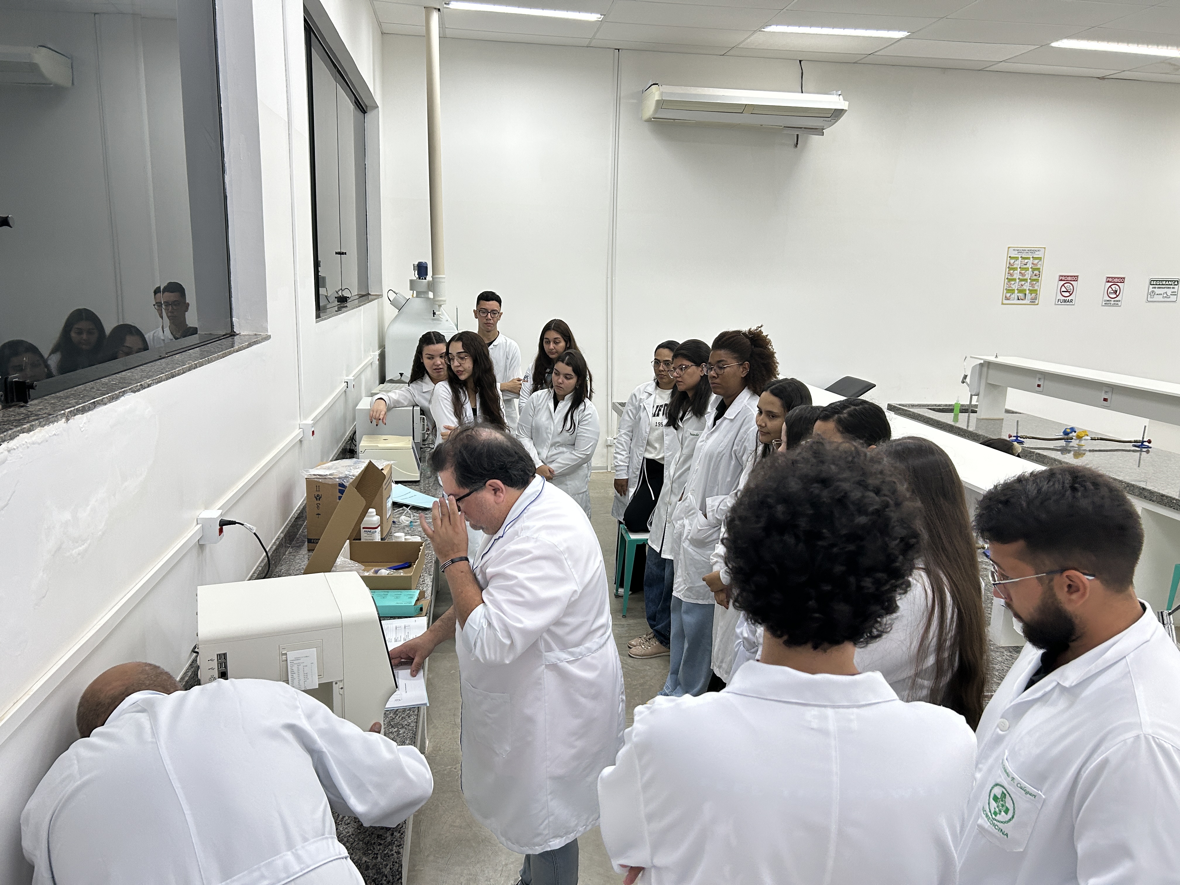 Imagem da notícia Biomedicina da Funepe inicia os trabalhos com novo equipamento no laboratório de Análises Clínicas