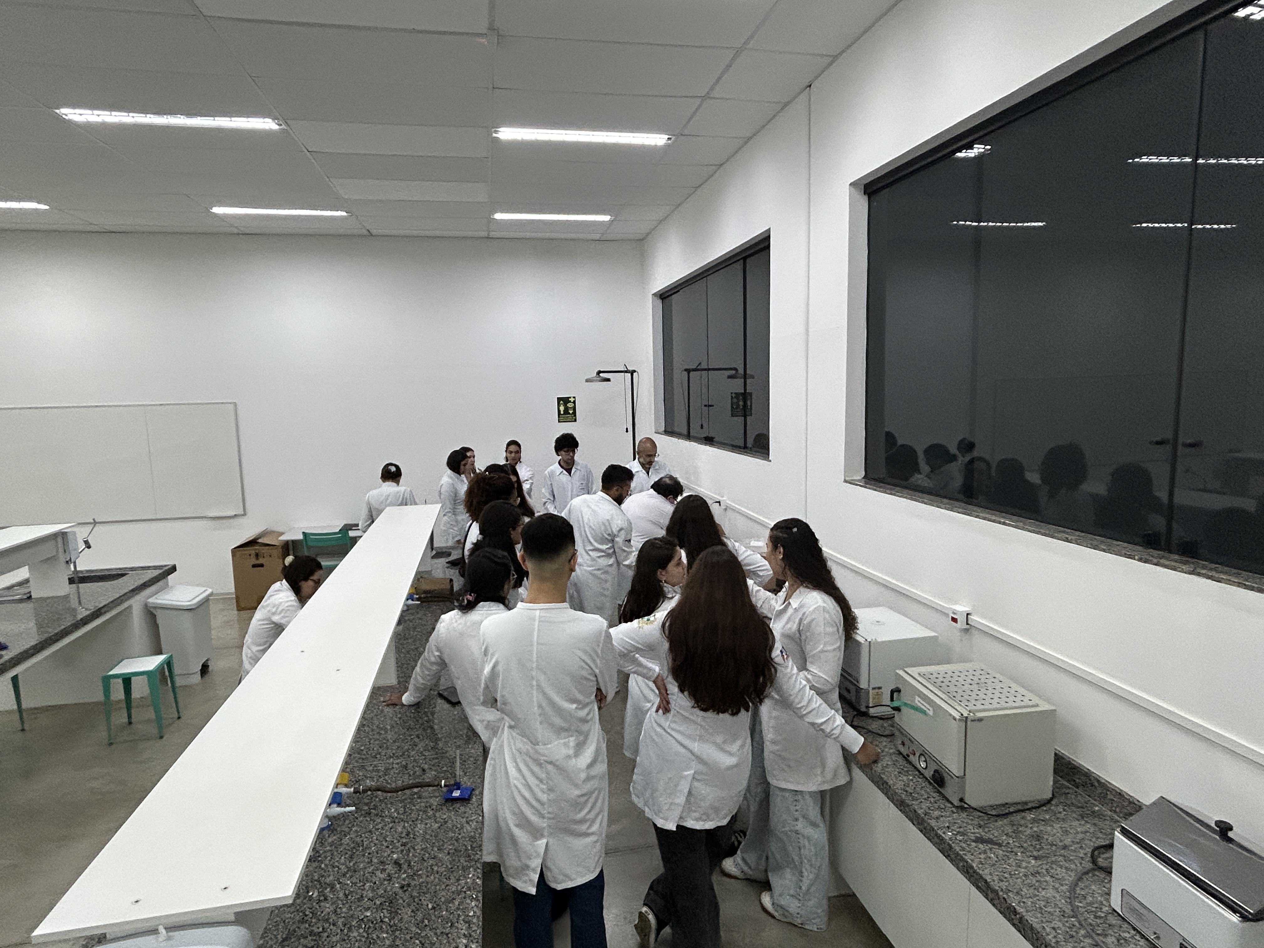 Imagem da notícia Biomedicina da Funepe inicia os trabalhos com novo equipamento no laboratório de Análises Clínicas