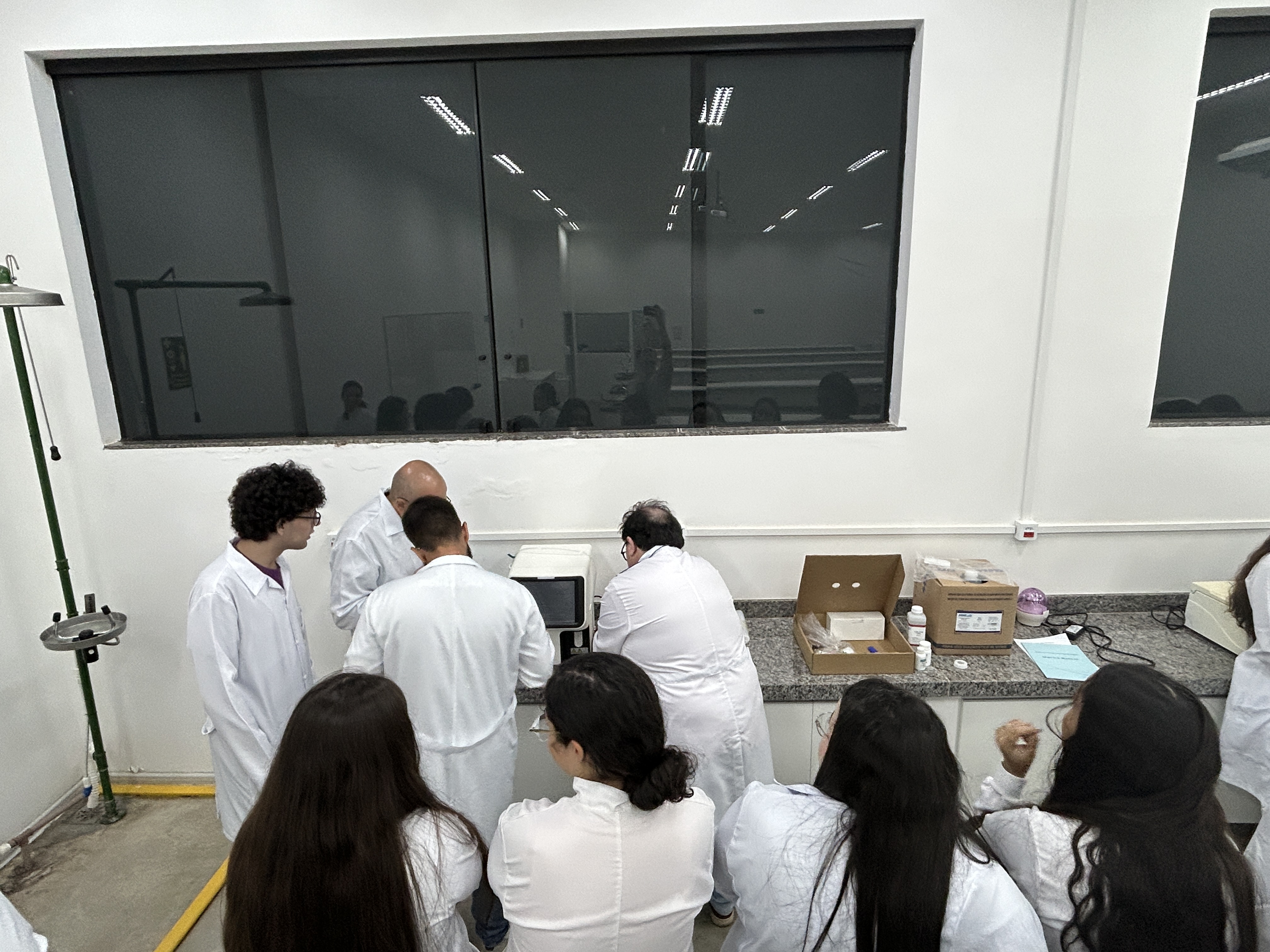 Imagem da notícia Biomedicina da Funepe inicia os trabalhos com novo equipamento no laboratório de Análises Clínicas