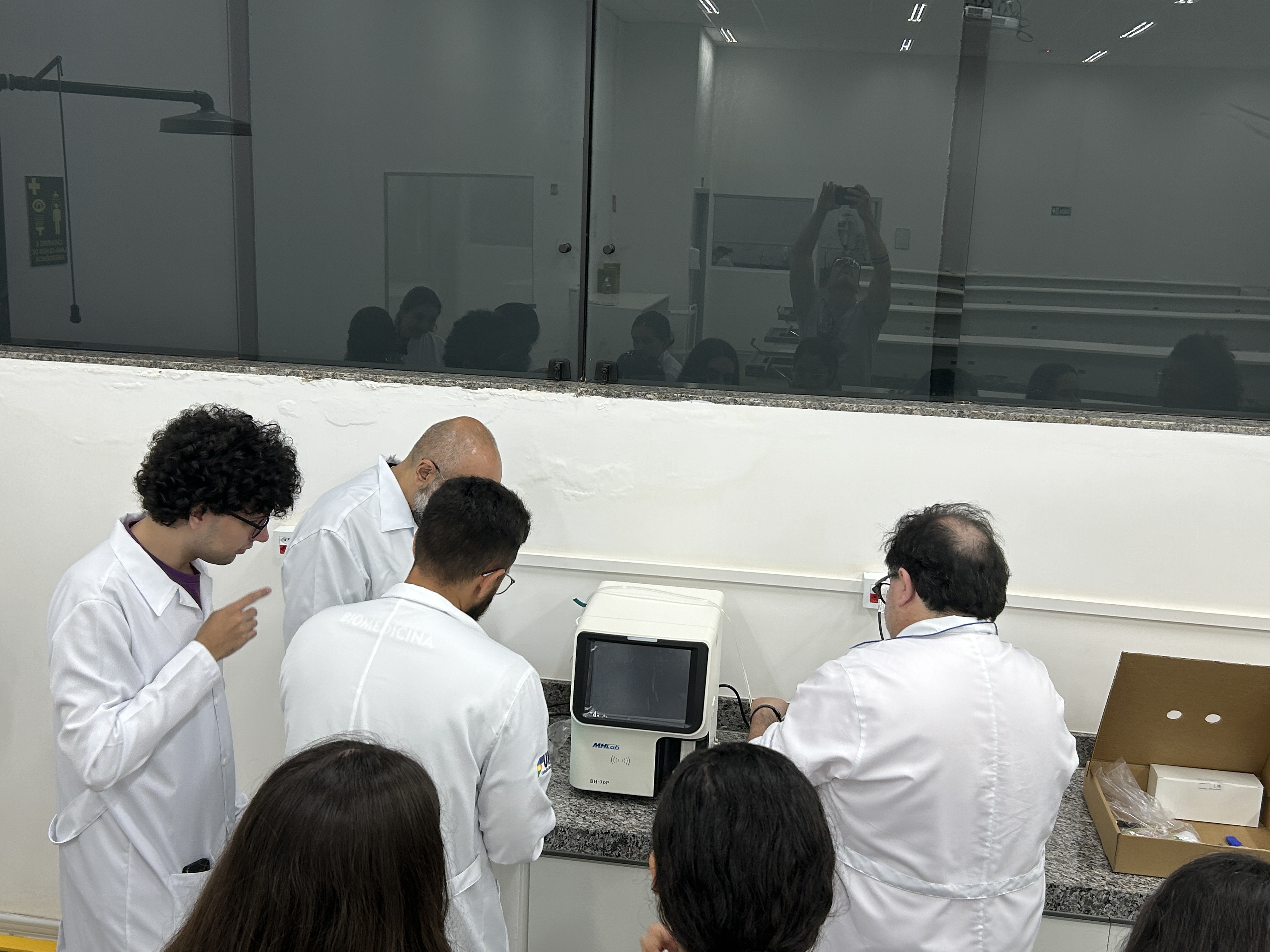 Imagem da notícia Biomedicina da Funepe inicia os trabalhos com novo equipamento no laboratório de Análises Clínicas