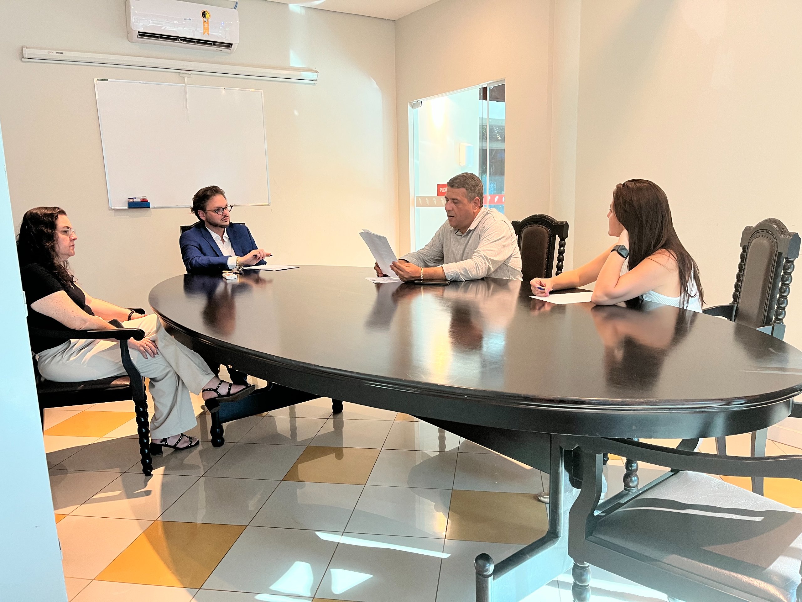 Presidente da OAB Penápolis visita Núcleo de Práticas Jurídicas 